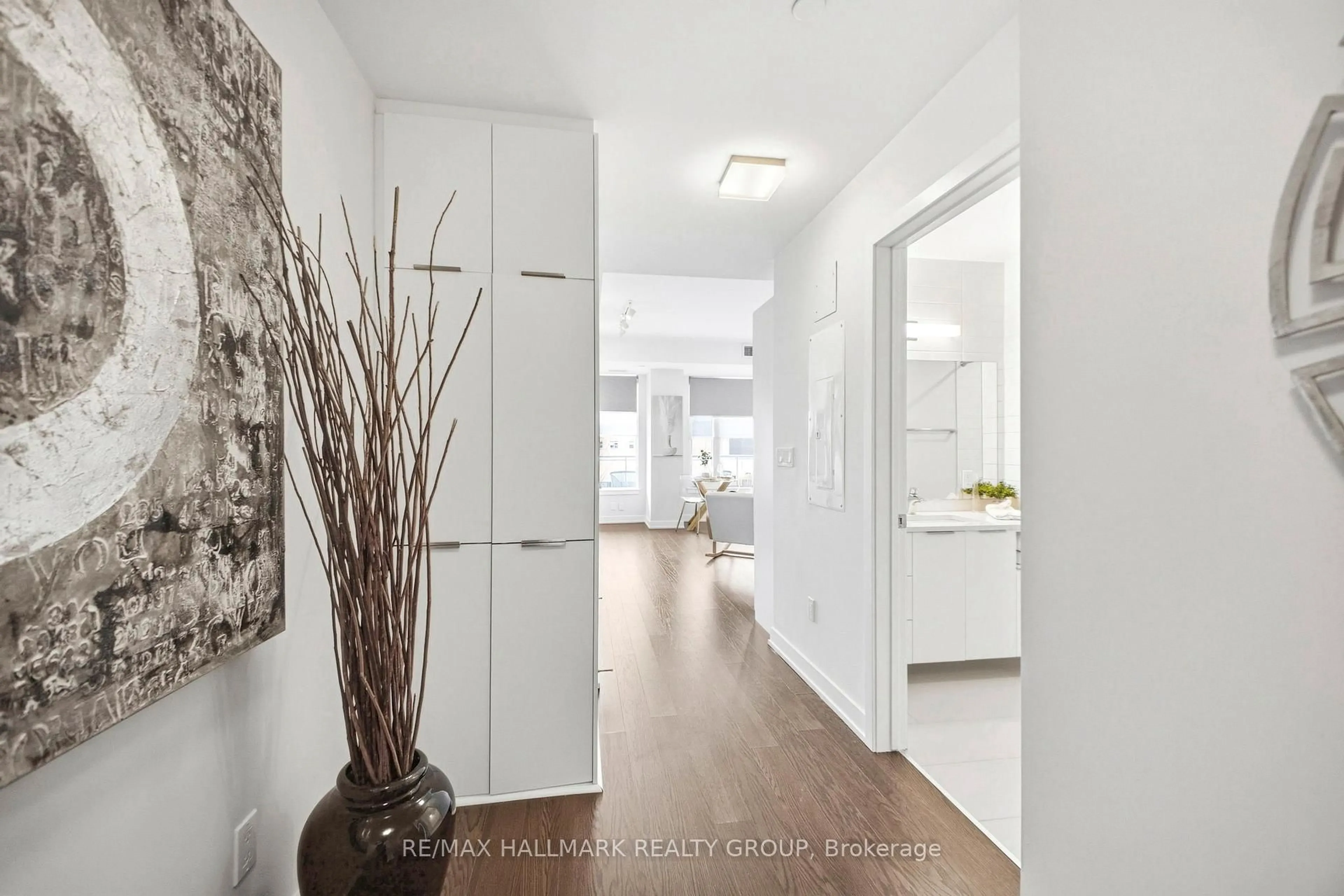 Indoor entryway for 530 De Mazenod Ave #502, Ottawa Ontario K1S 5W8