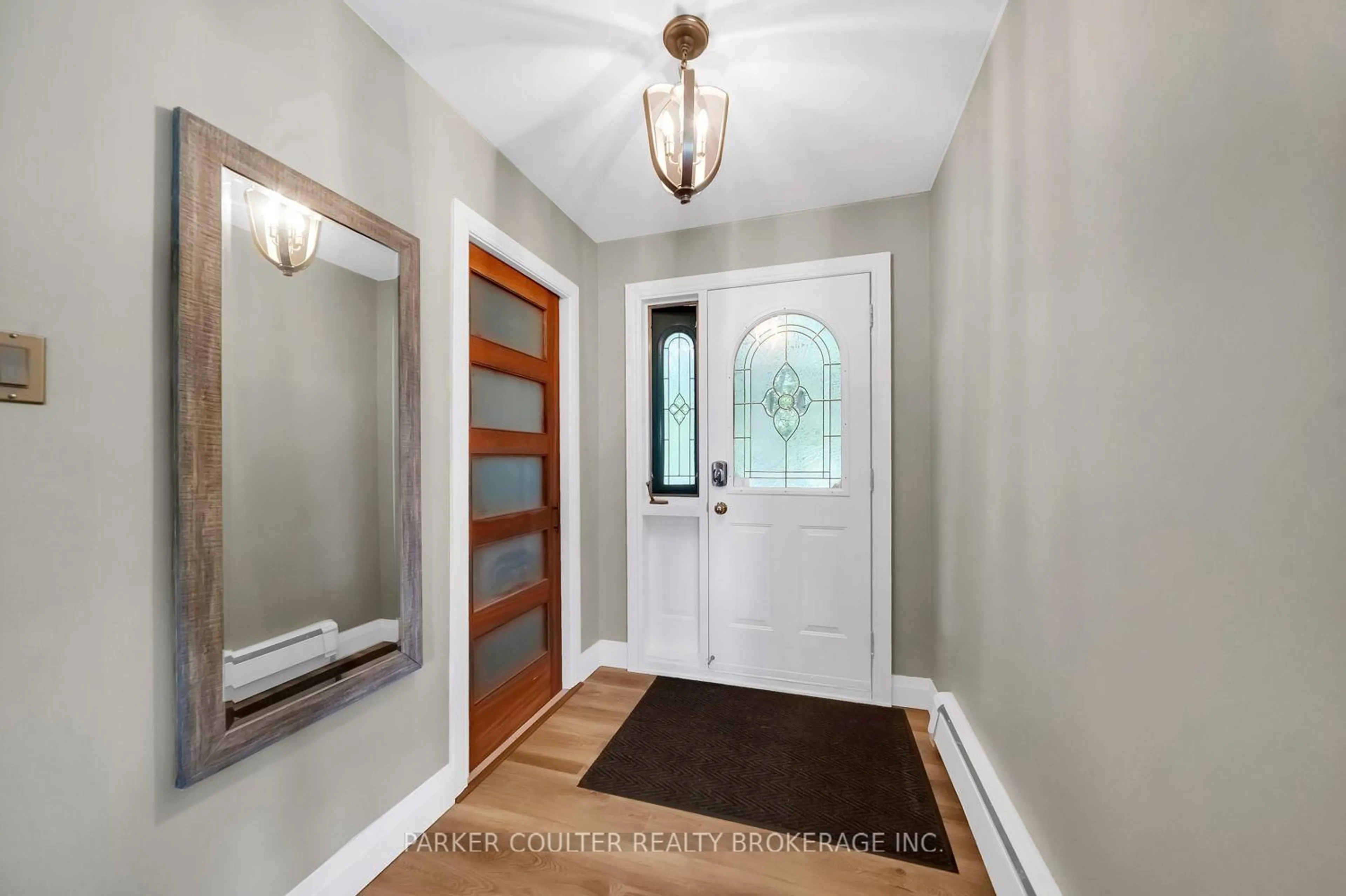 Indoor entryway for 61 Oakridge Rd, McDougall Ontario P2A 2W9