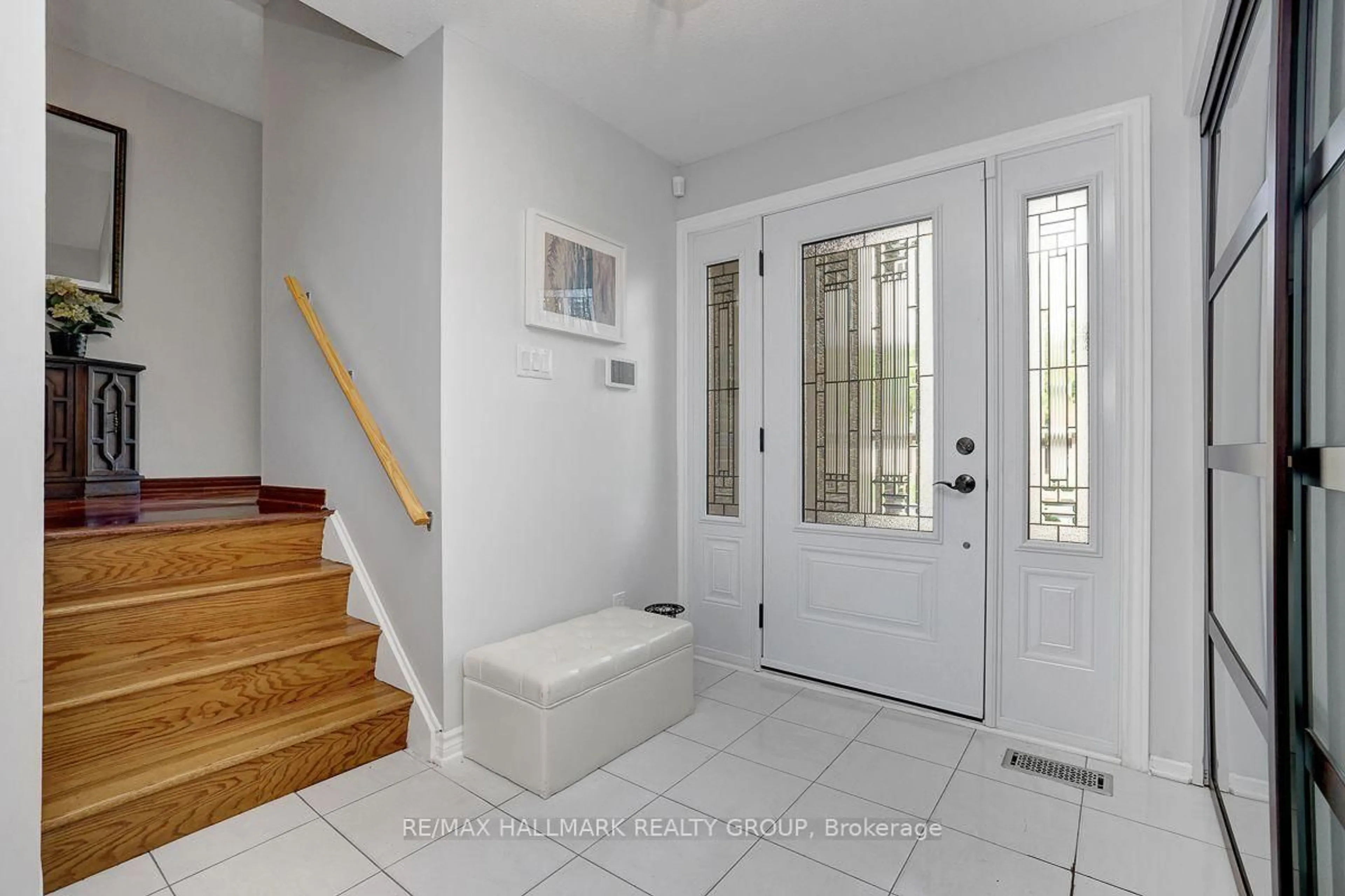 Indoor entryway for 1950 Ludgate Cres, Ottawa Ontario K1J 8L2