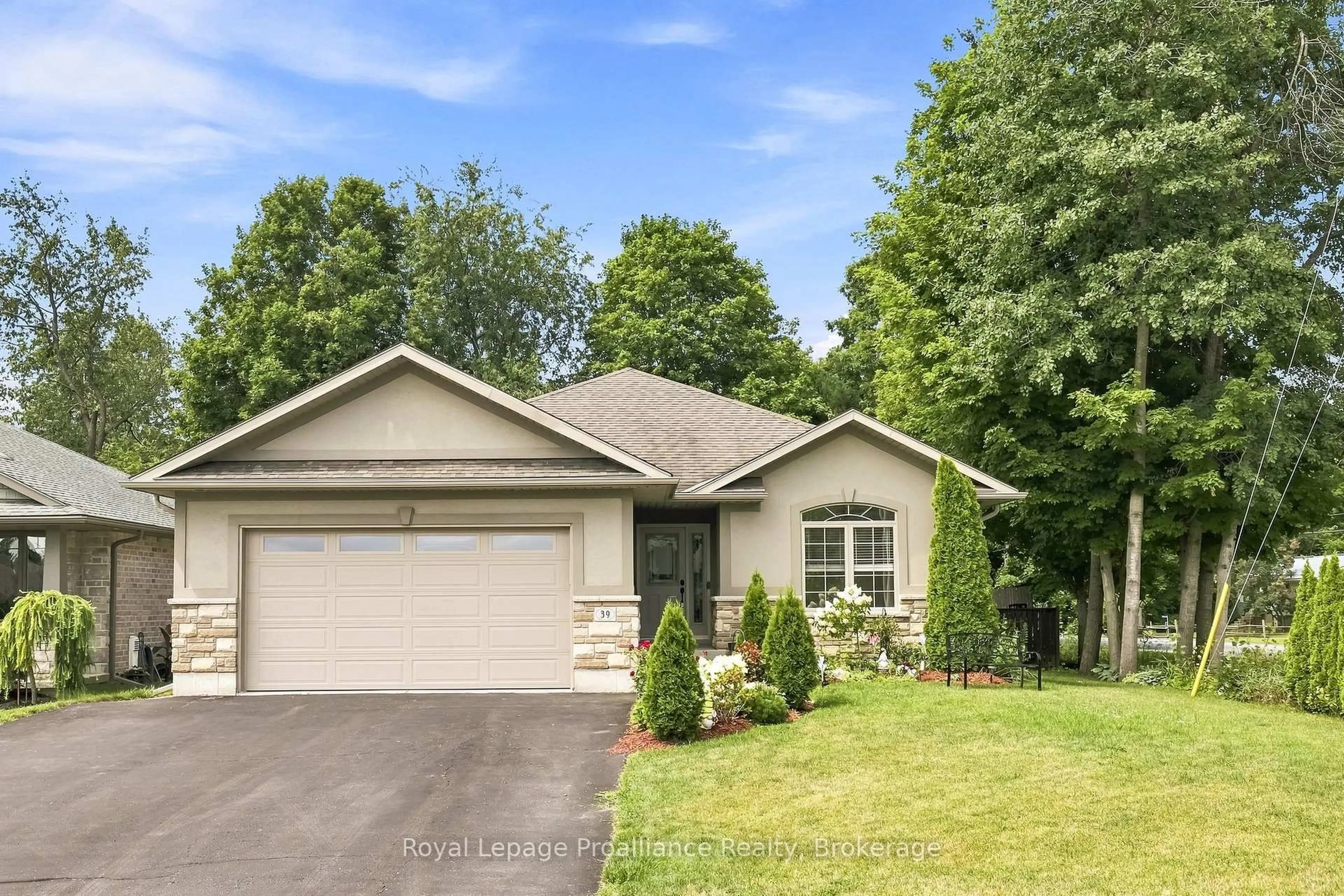 Home with vinyl exterior material, street for 39 Lakewood Cres, Ingleside Ontario K8V 5P4