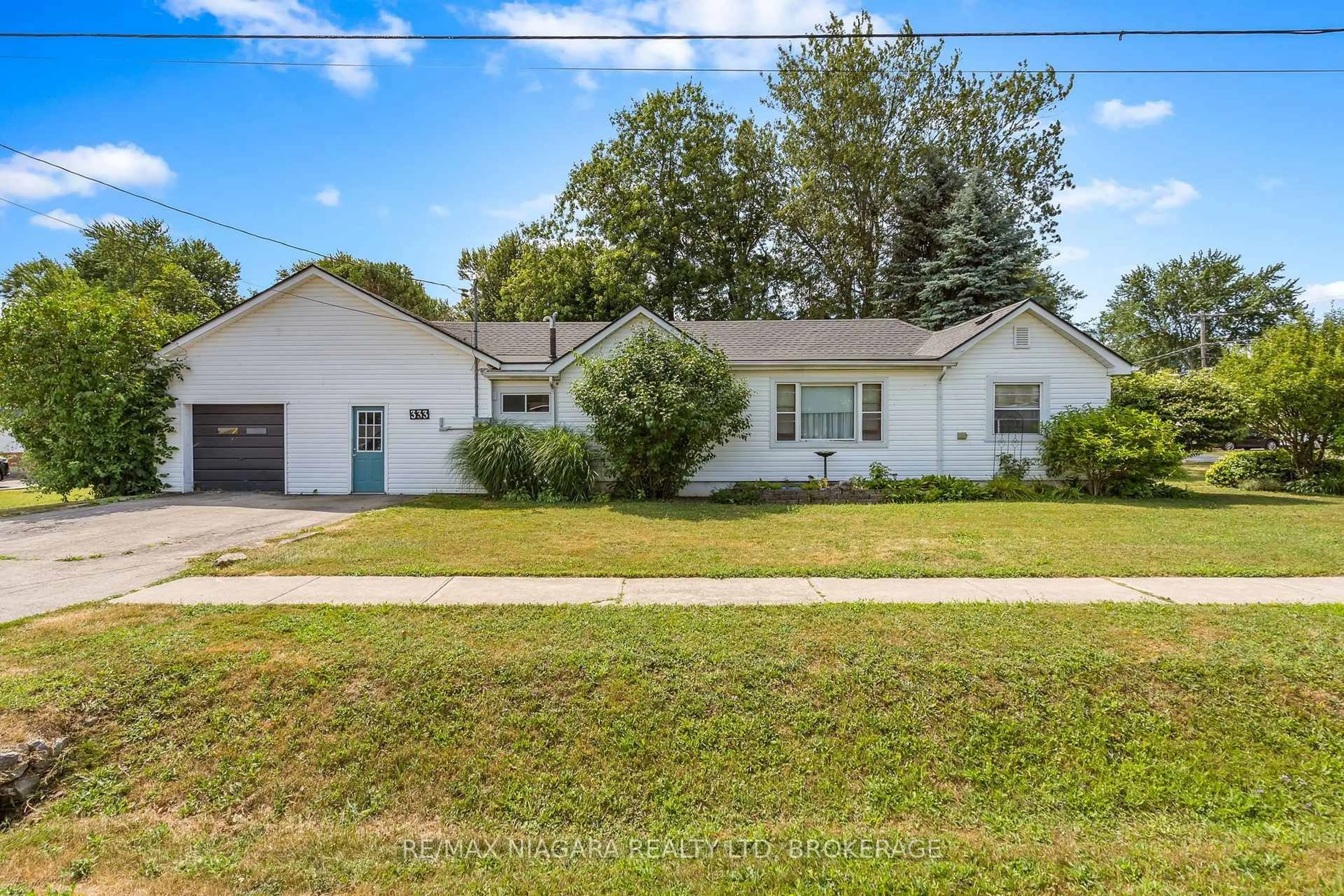 Home with vinyl exterior material, street for 333 Ridge Rd, Fort Erie Ontario L0S 1B0