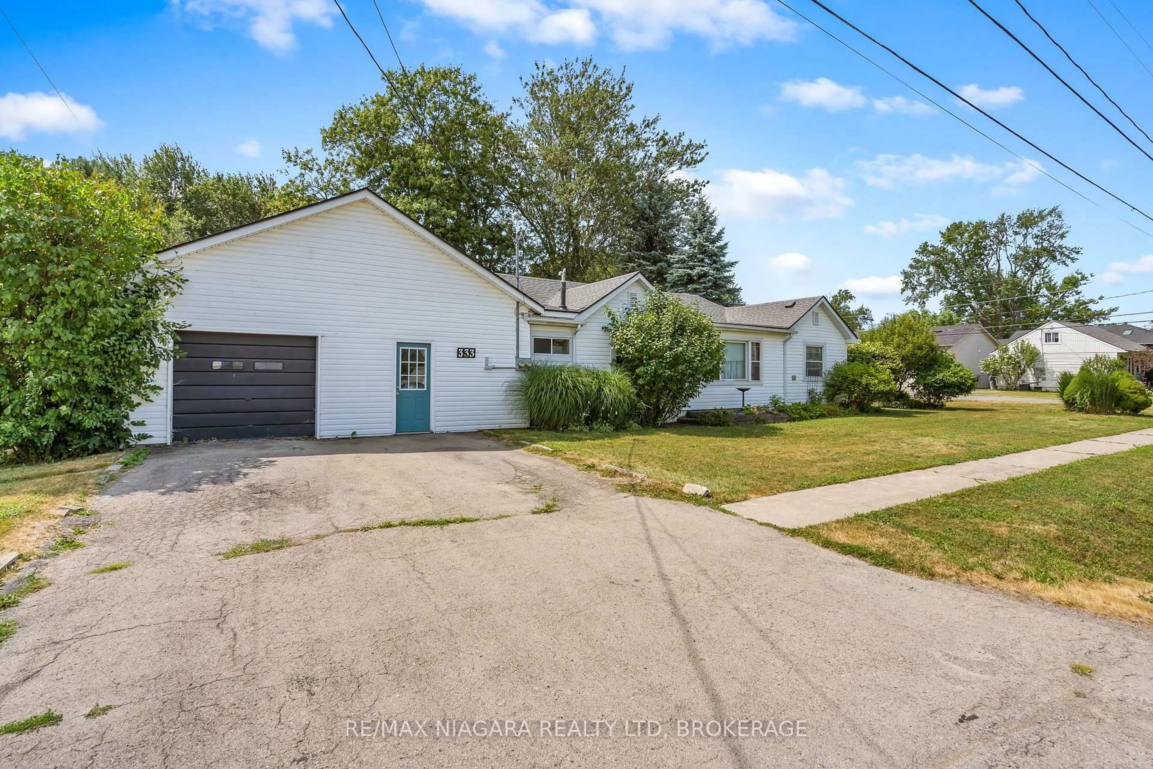 A pic from outside/outdoor area/front of a property/back of a property/a pic from drone, street for 333 Ridge Rd, Fort Erie Ontario L0S 1B0