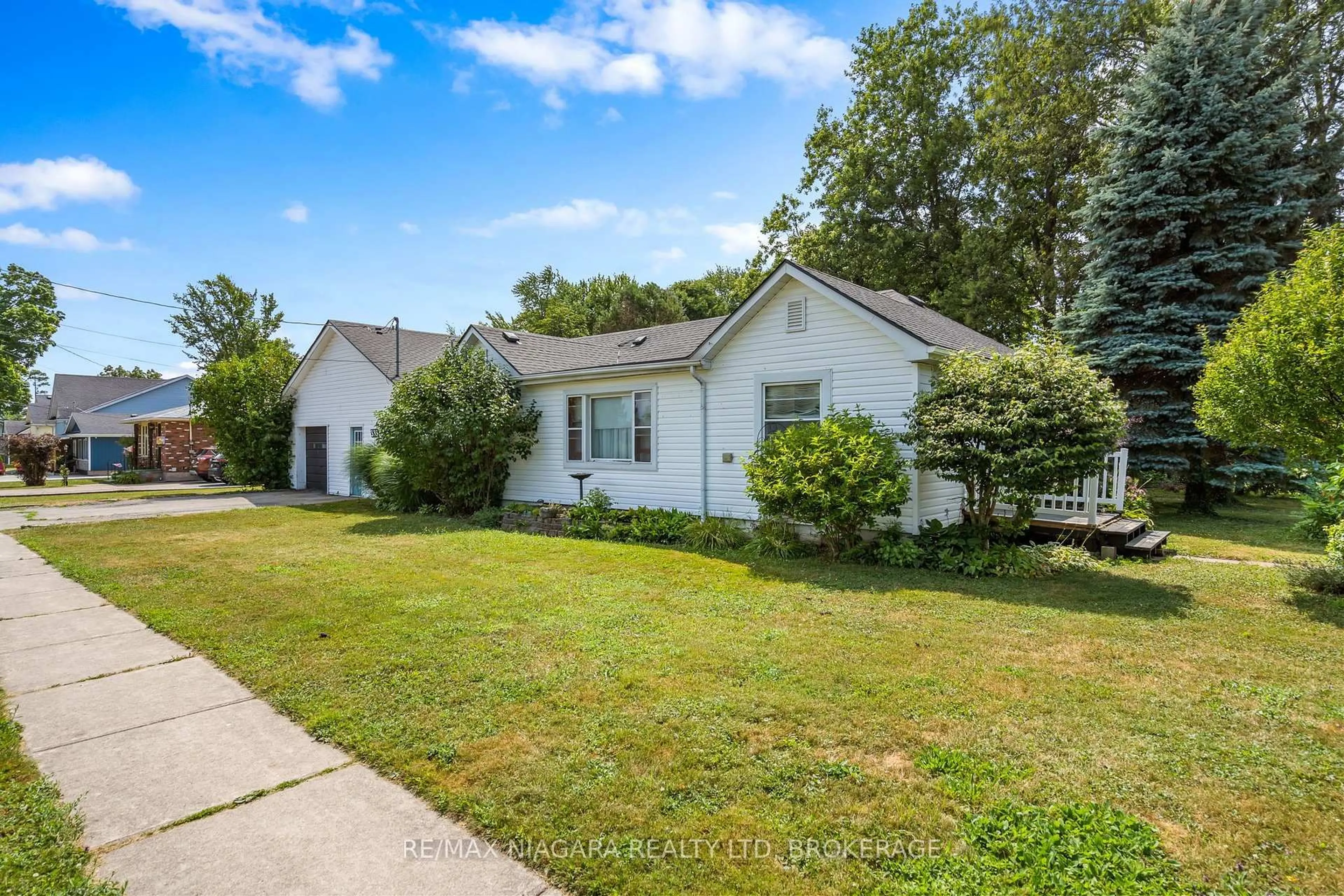 A pic from outside/outdoor area/front of a property/back of a property/a pic from drone, street for 333 Ridge Rd, Fort Erie Ontario L0S 1B0