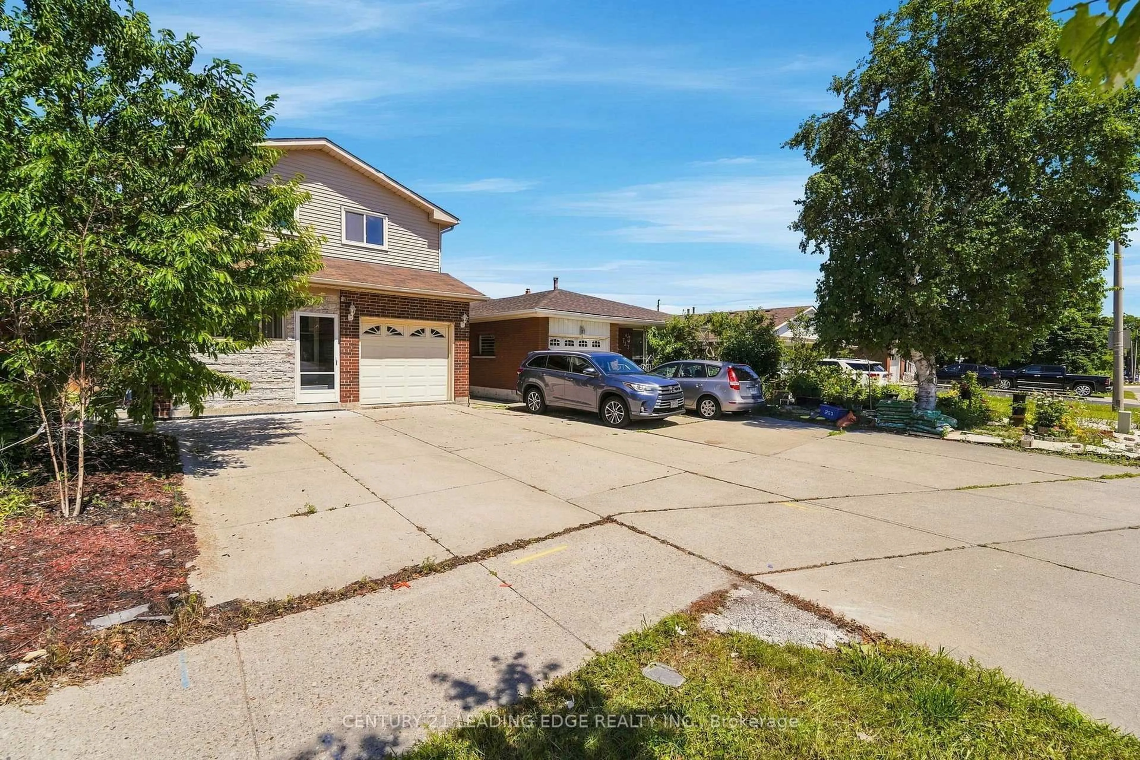 A pic from outside/outdoor area/front of a property/back of a property/a pic from drone, street for 749 Stone Church Rd, Hamilton Ontario L8W 3G9