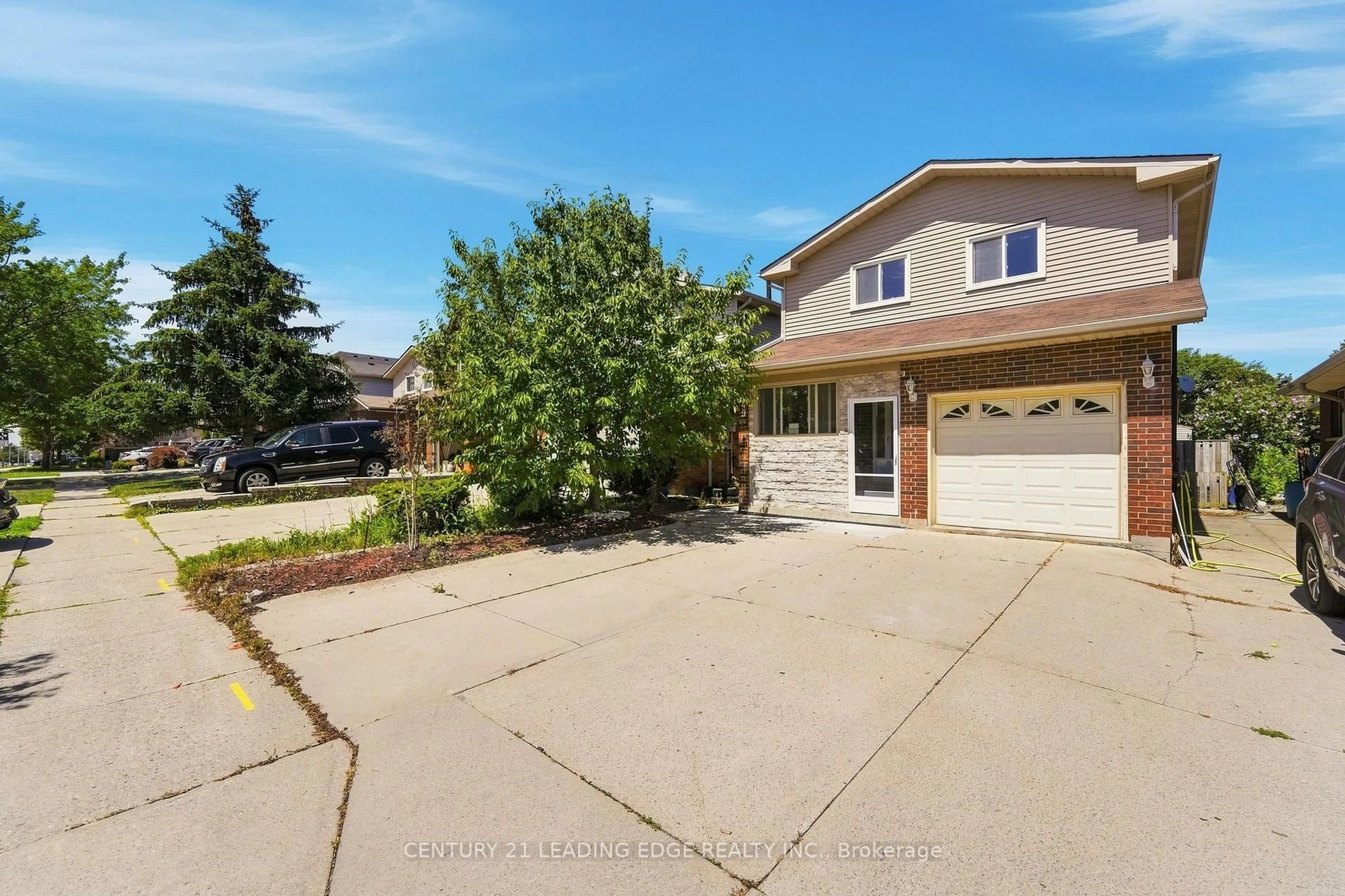 A pic from outside/outdoor area/front of a property/back of a property/a pic from drone, street for 749 Stone Church Rd, Hamilton Ontario L8W 3G9