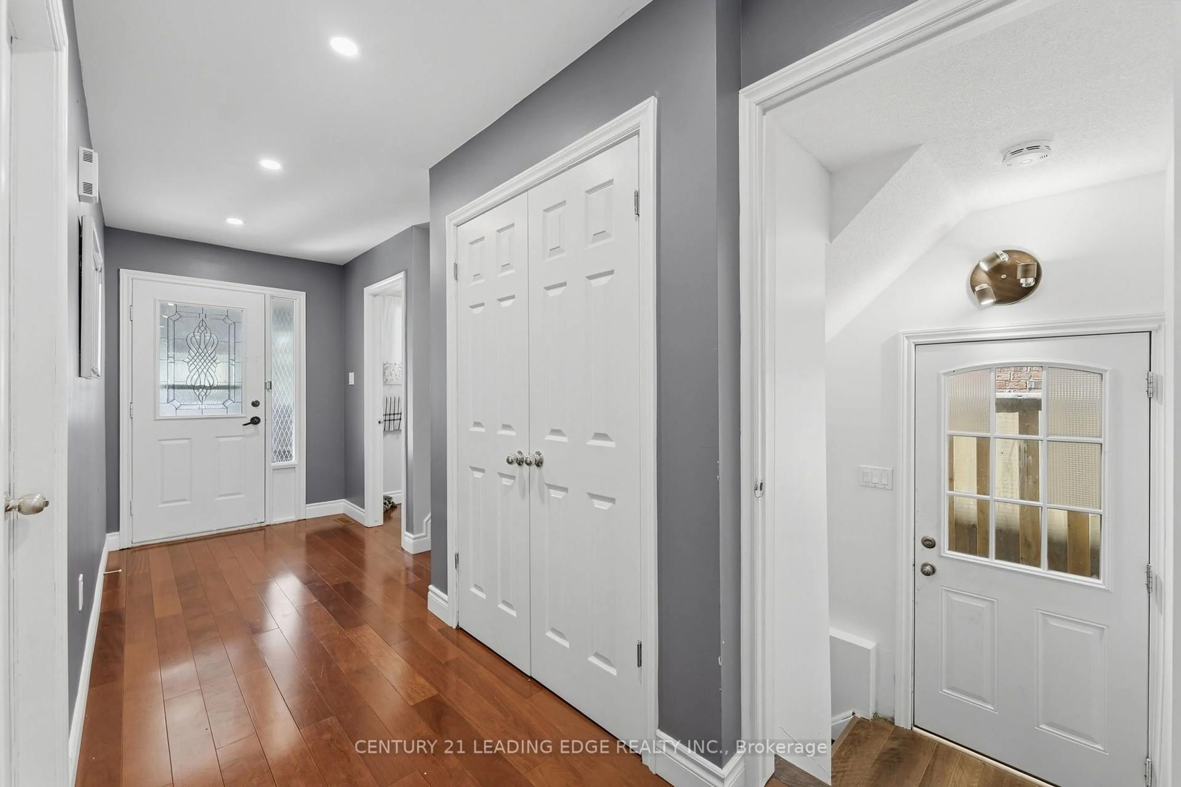 Indoor entryway for 749 Stone Church Rd, Hamilton Ontario L8W 3G9