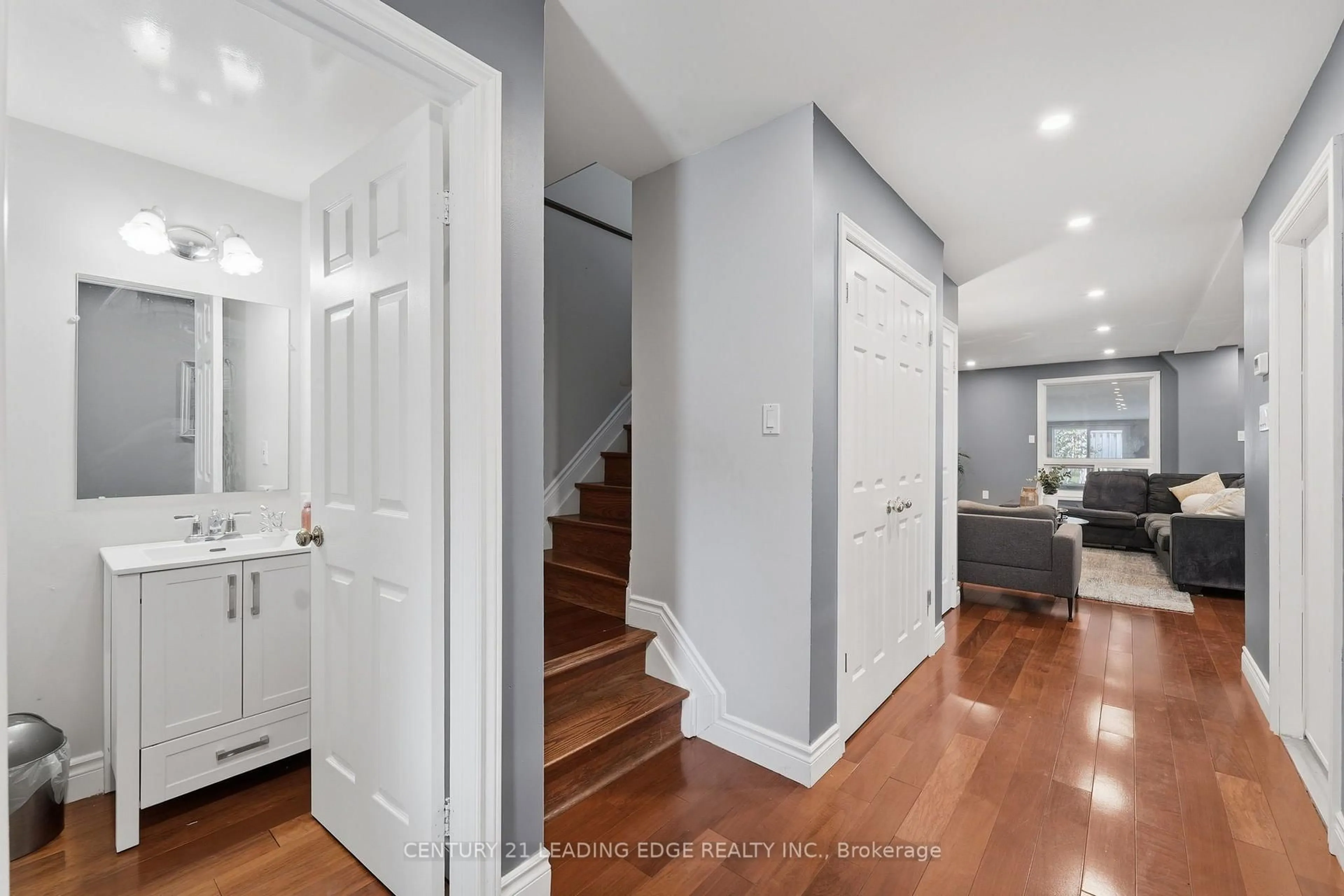 Indoor entryway for 749 Stone Church Rd, Hamilton Ontario L8W 3G9