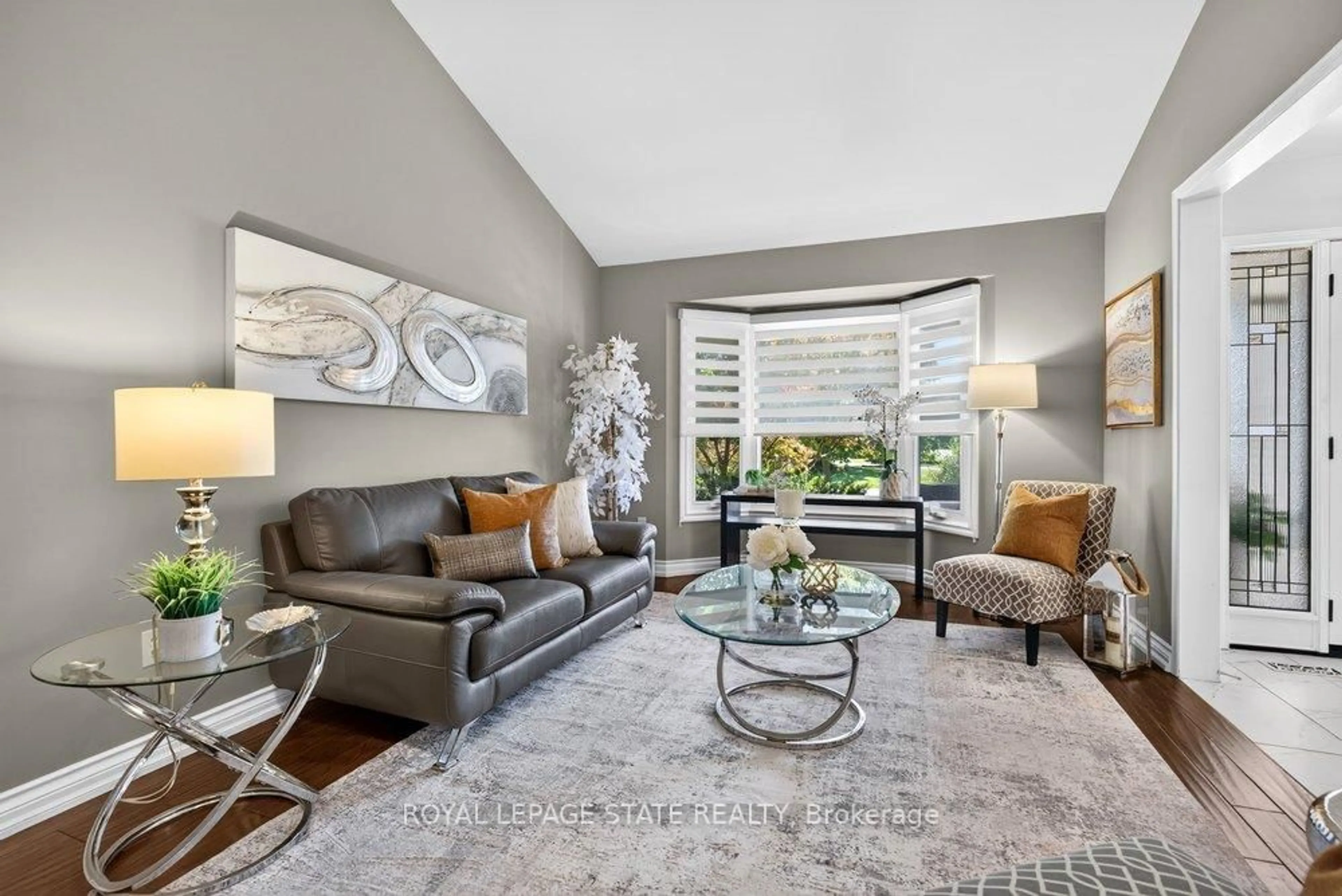 Living room with furniture, unknown for 5140 Crimson King Way, Lincoln Ontario L0R 1B8