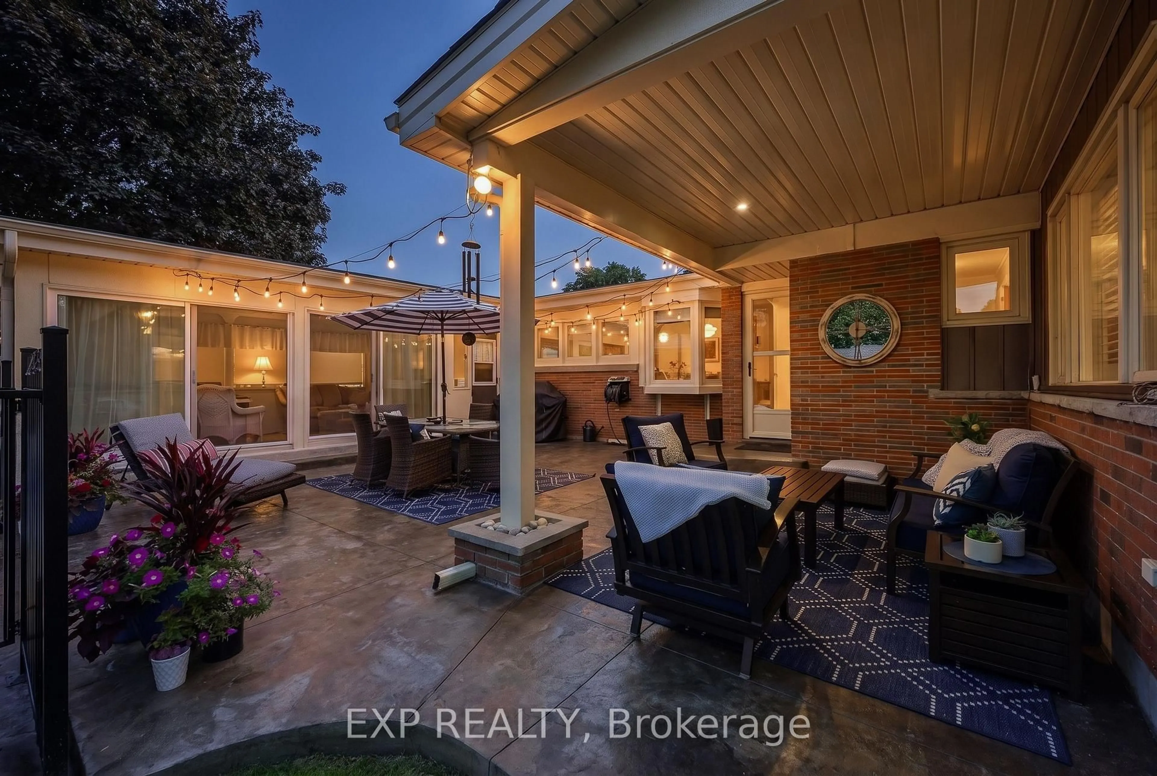 Patio, street for 3279 Saint Patrick Ave, Niagara Falls Ontario L2J 2N3
