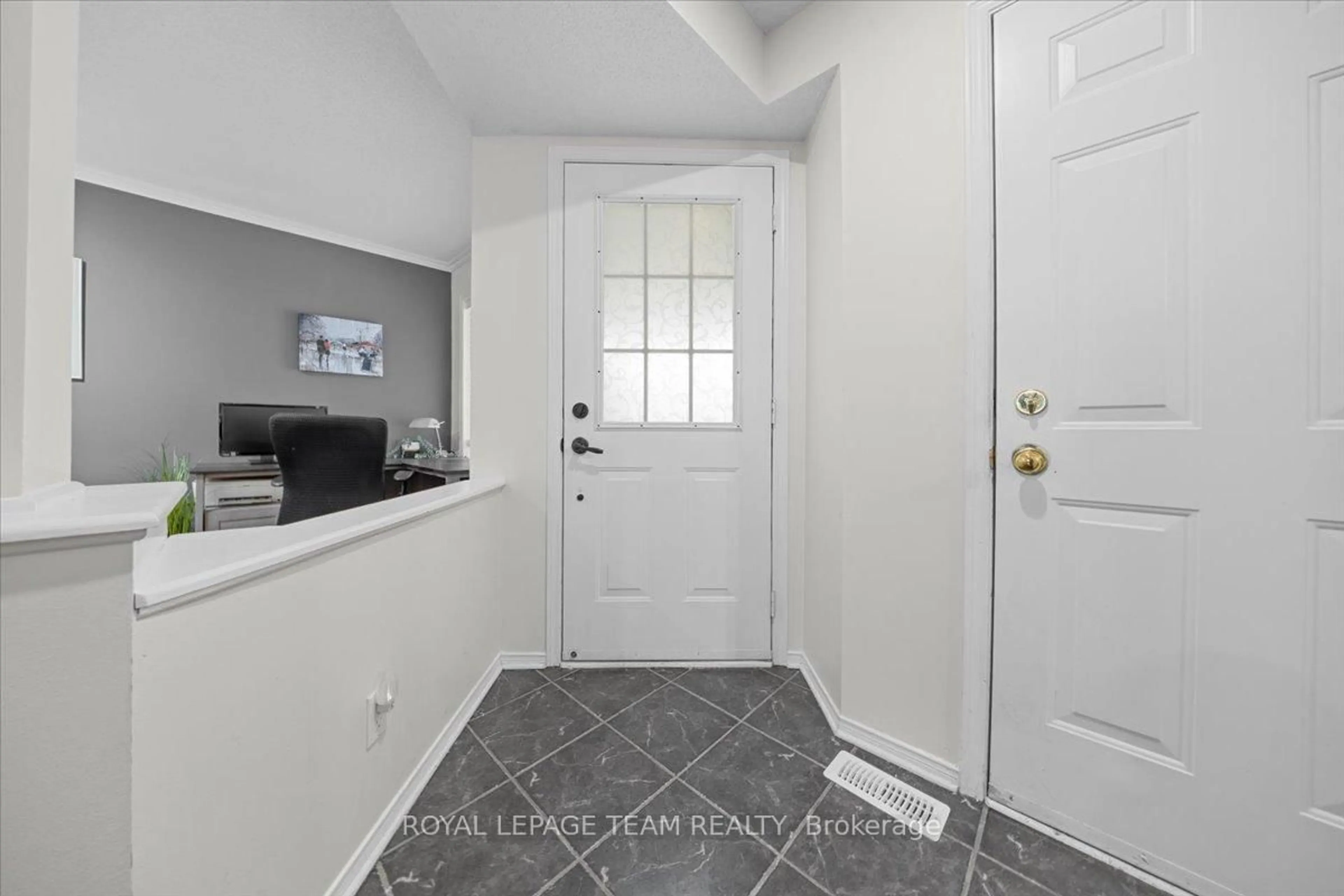 Indoor entryway for 115 Fairlop Way, Ottawa Ontario K2J 5B6