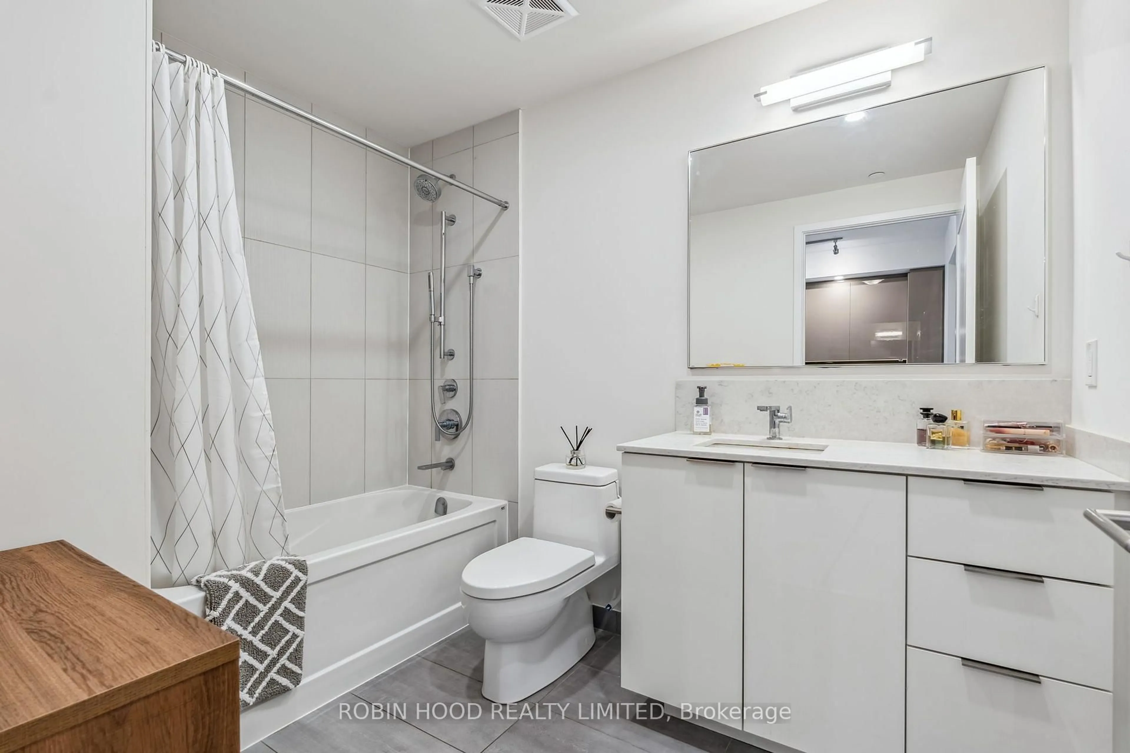 Standard bathroom, unknown for 39 Fountain St #N/A, Out of Area Ontario N1H 3P1