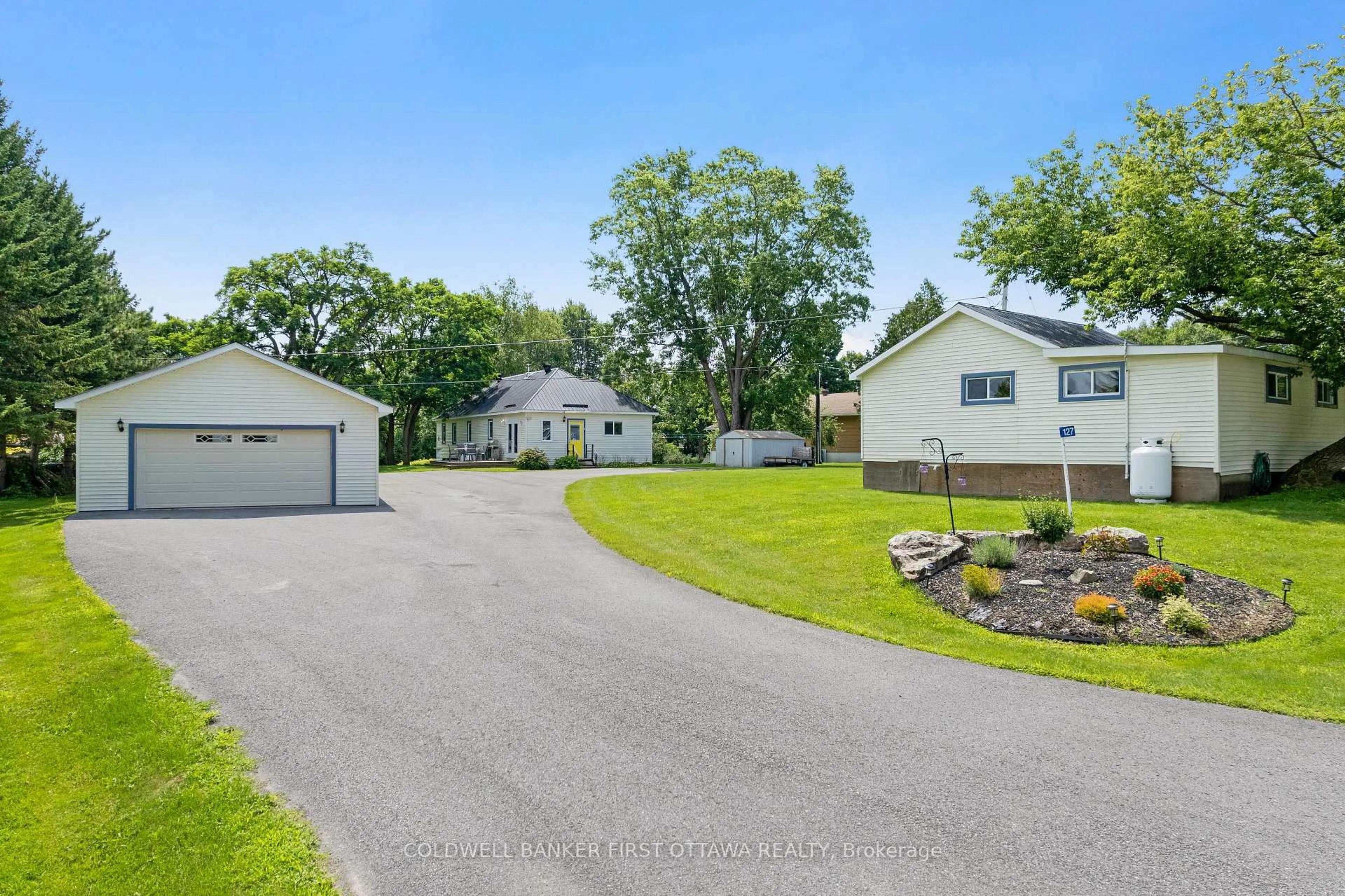 A pic from outside/outdoor area/front of a property/back of a property/a pic from drone, street for 127 Rose Mac Dr, Rideau Ferry Ontario K0G 1W0