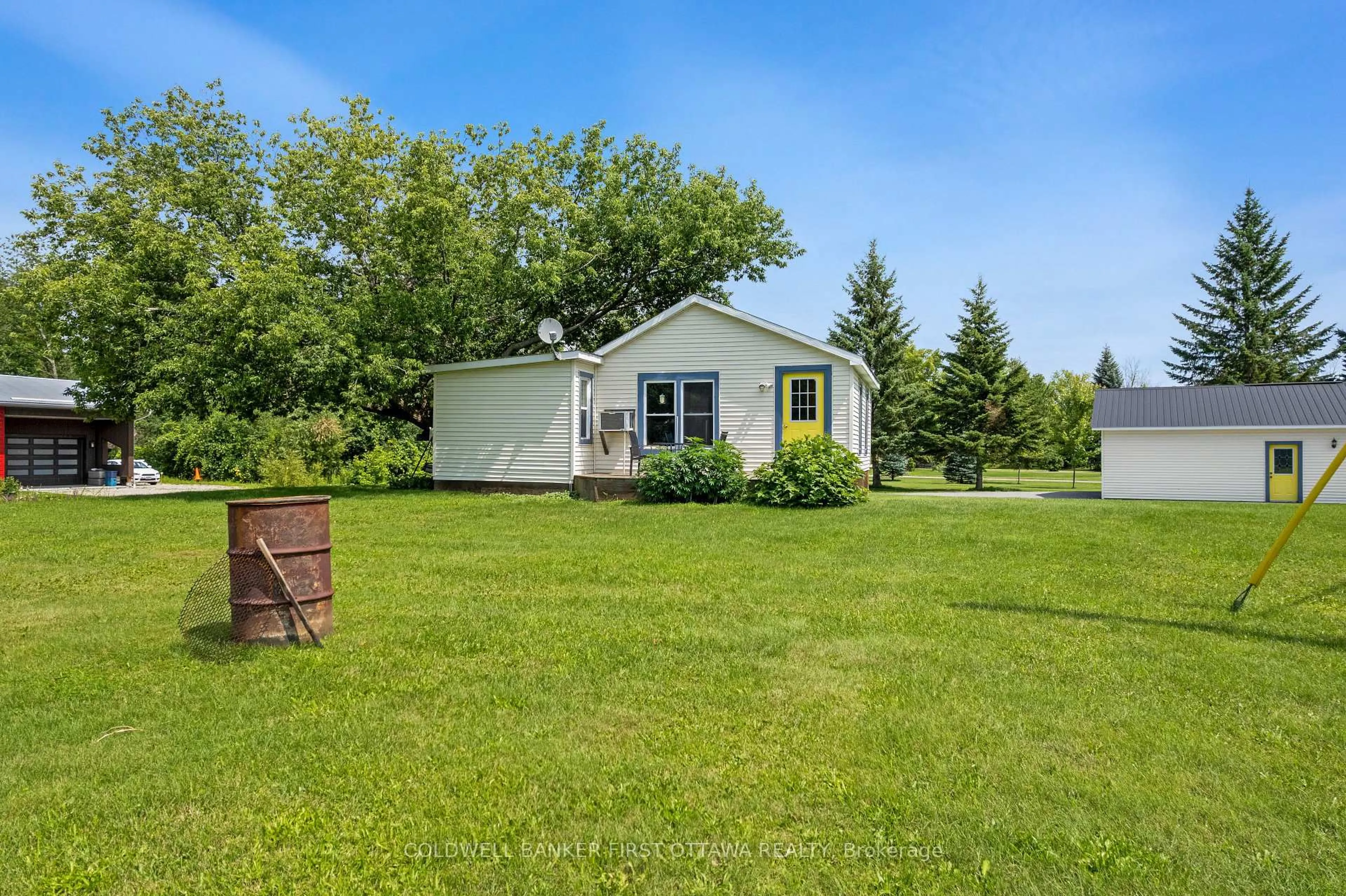 A pic from outside/outdoor area/front of a property/back of a property/a pic from drone, unknown for 127 Rose Mac Dr, Rideau Ferry Ontario K0G 1W0