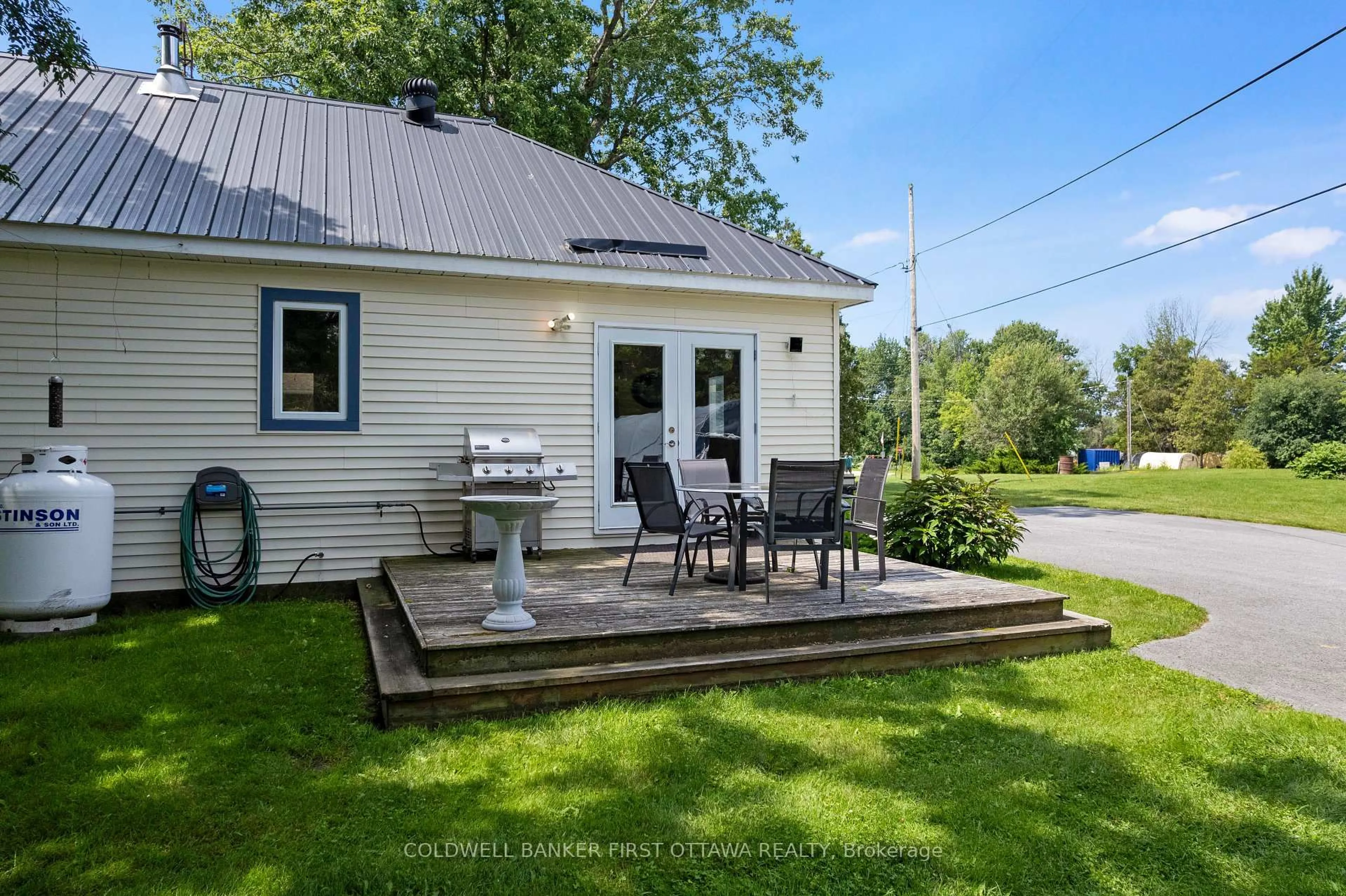 Patio, street for 127 Rose Mac Dr, Rideau Ferry Ontario K0G 1W0