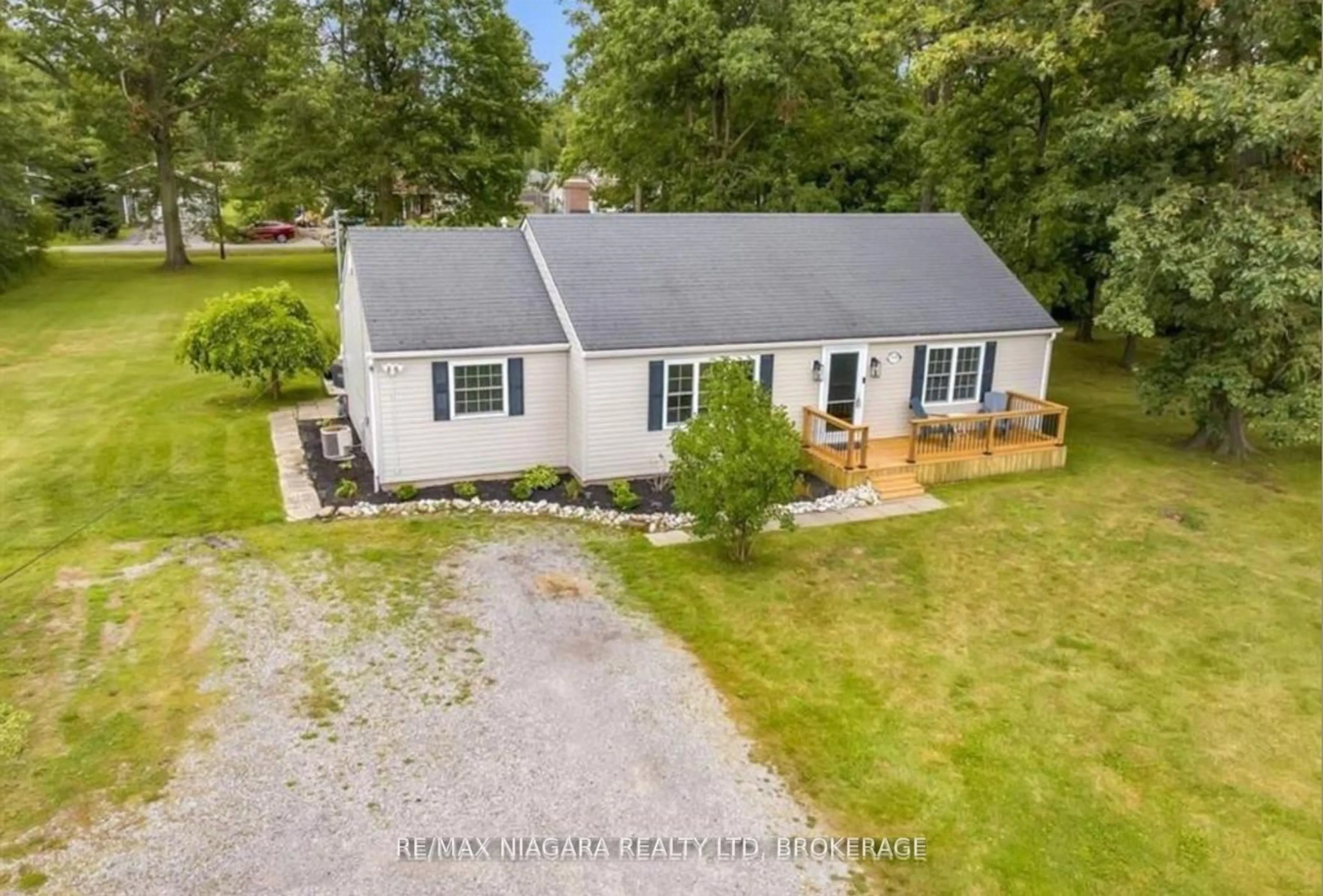 A pic from outside/outdoor area/front of a property/back of a property/a pic from drone, street for 1970 Garrison Rd, Fort Erie Ontario L2A 5M4