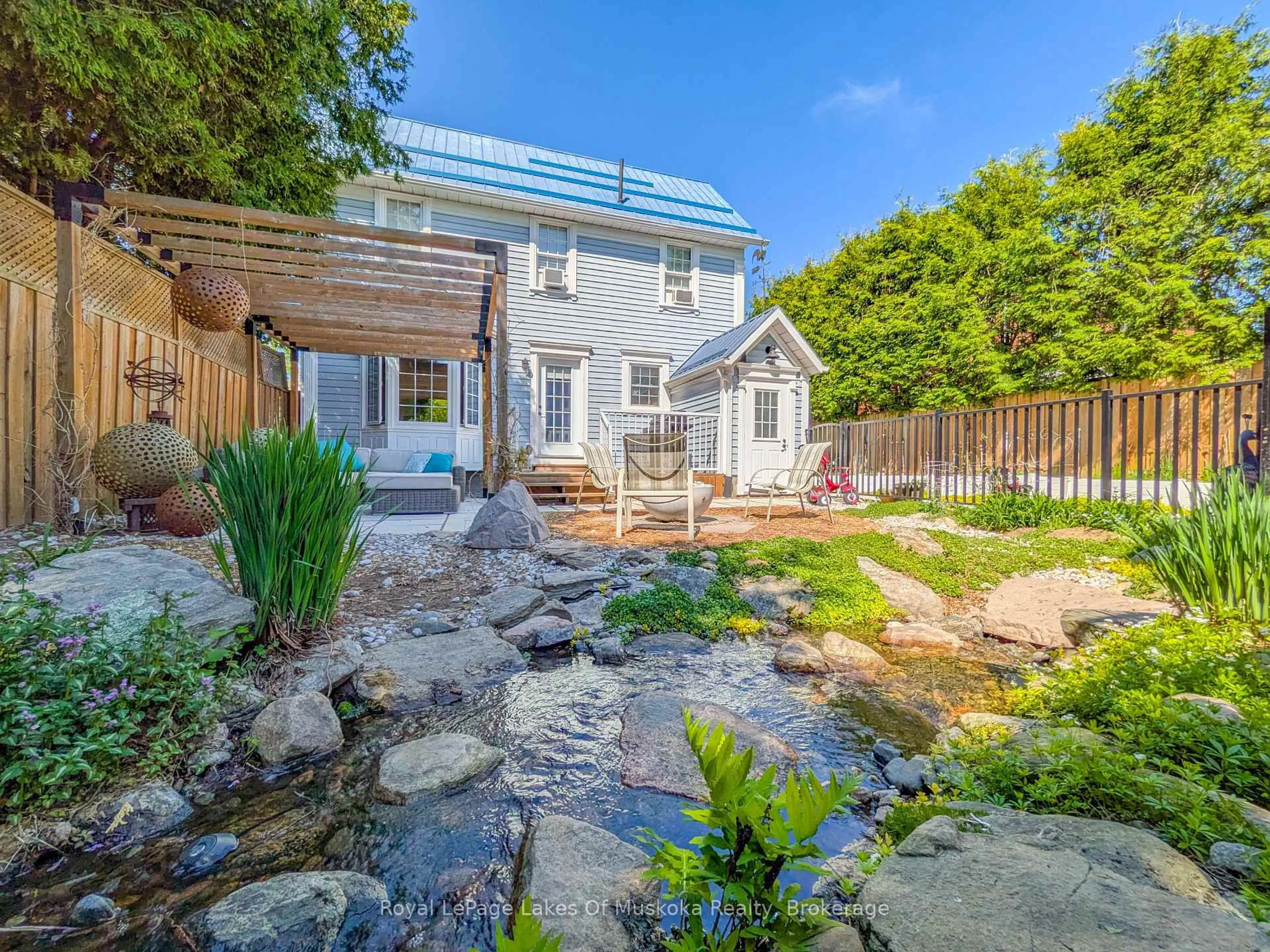 A pic from outside/outdoor area/front of a property/back of a property/a pic from drone, water/lake/river/ocean view for 212 James St, Bracebridge Ontario P1L 2B8