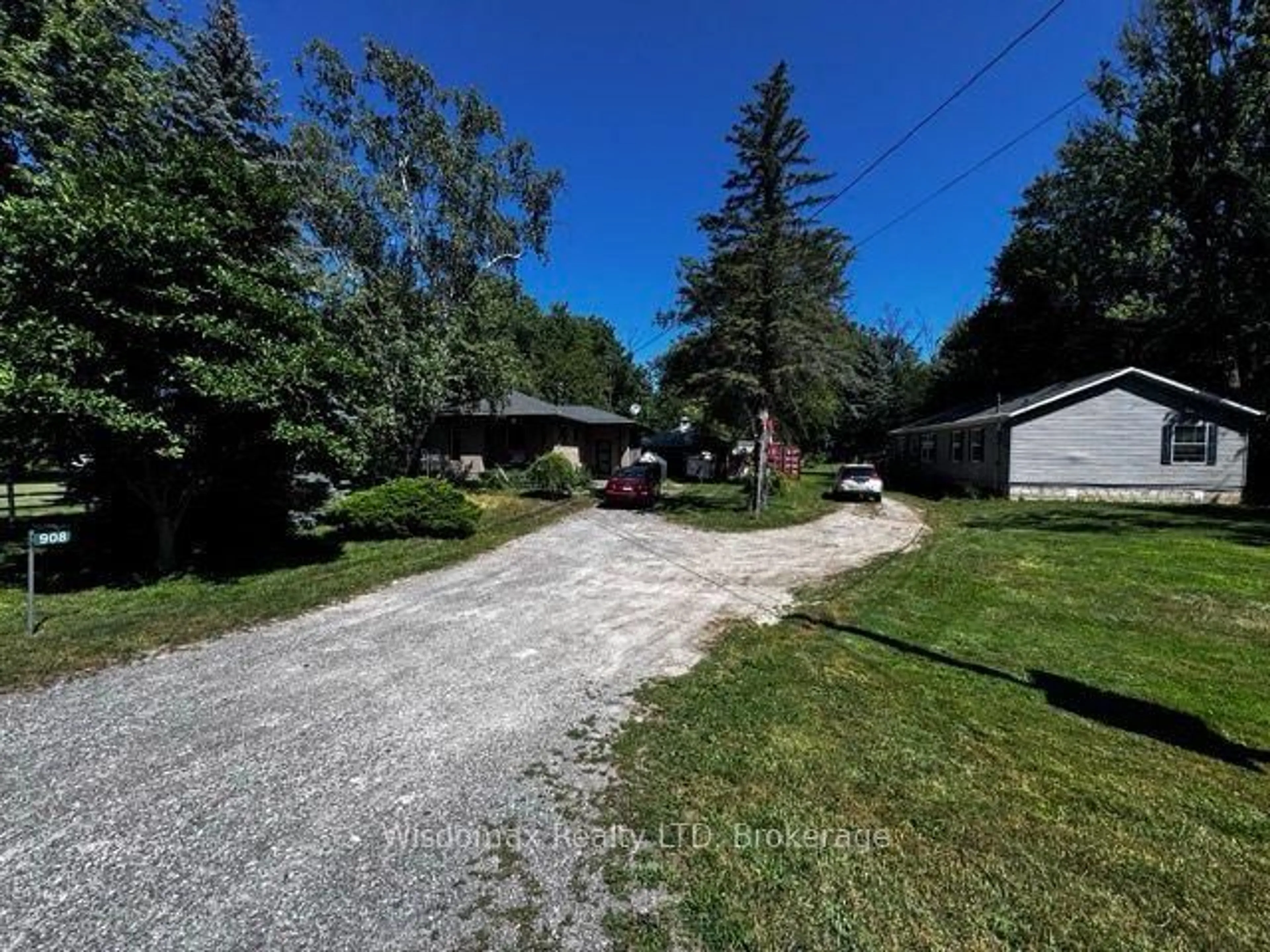 A pic from outside/outdoor area/front of a property/back of a property/a pic from drone, street for 908 Netherby Rd, Welland Ontario L3B 5N7