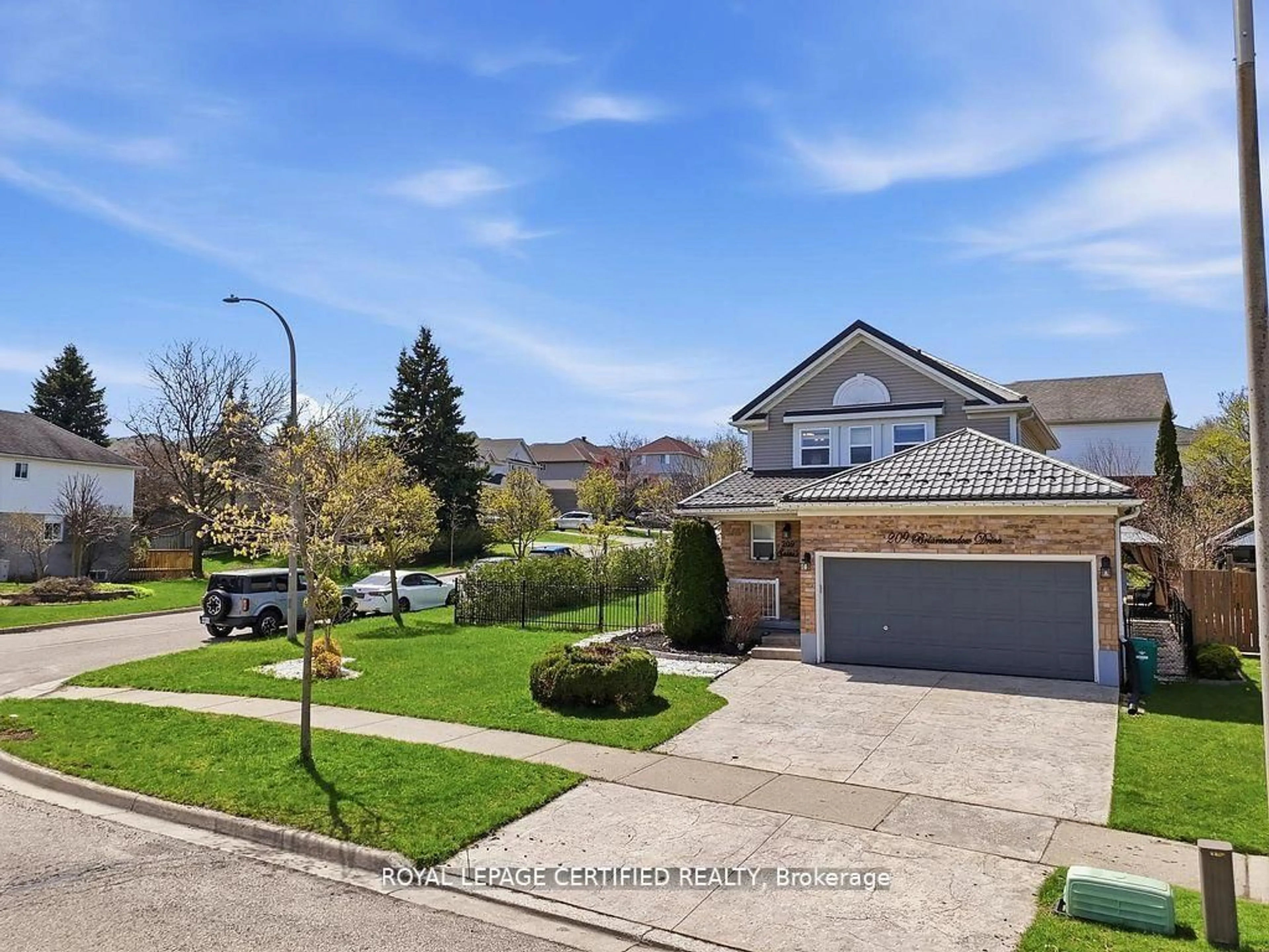 A pic from outside/outdoor area/front of a property/back of a property/a pic from drone, street for 209 Briarmeadow Dr, Kitchener Ontario N2A 4C5