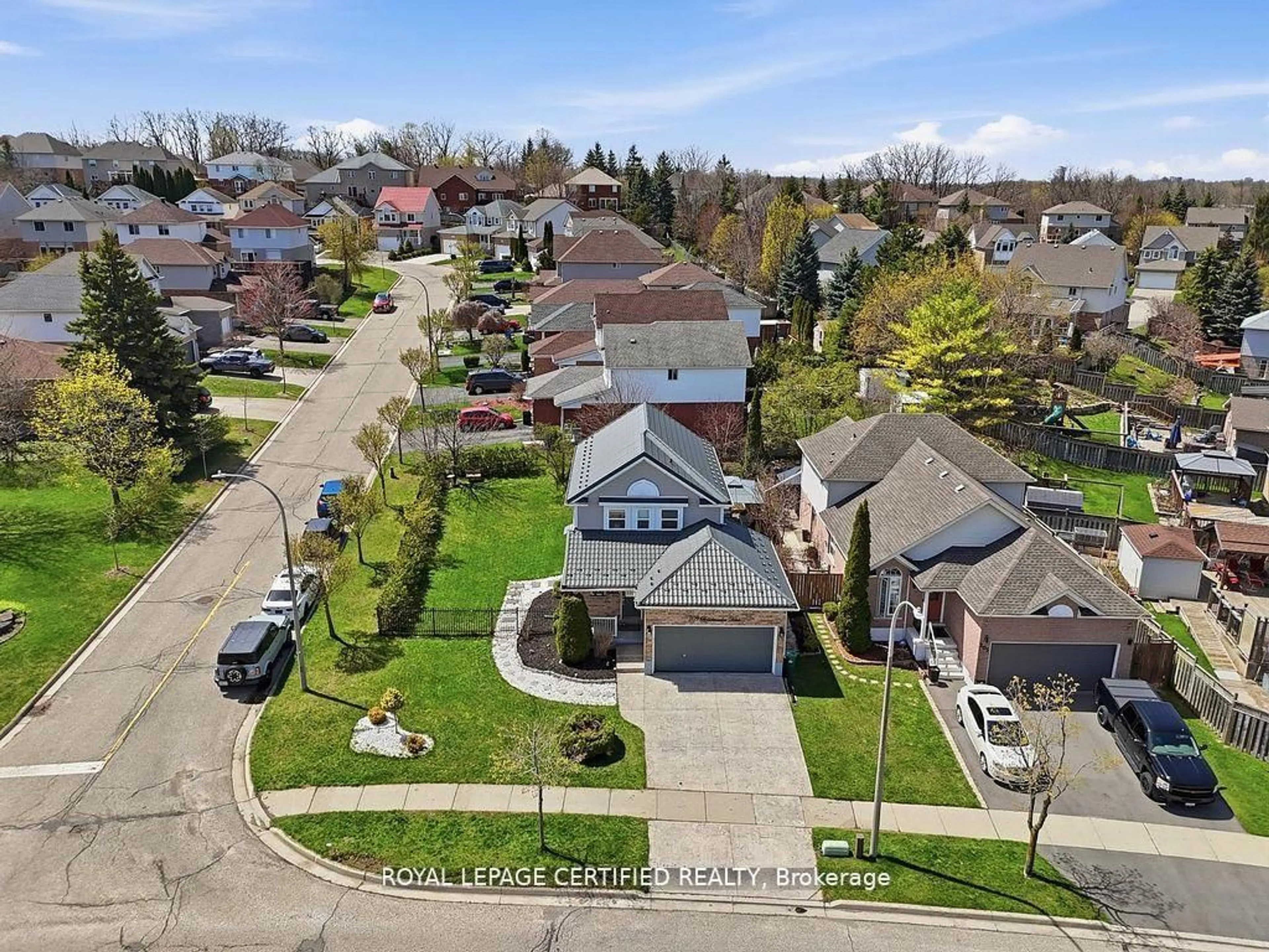 A pic from outside/outdoor area/front of a property/back of a property/a pic from drone, street for 209 Briarmeadow Dr, Kitchener Ontario N2A 4C5