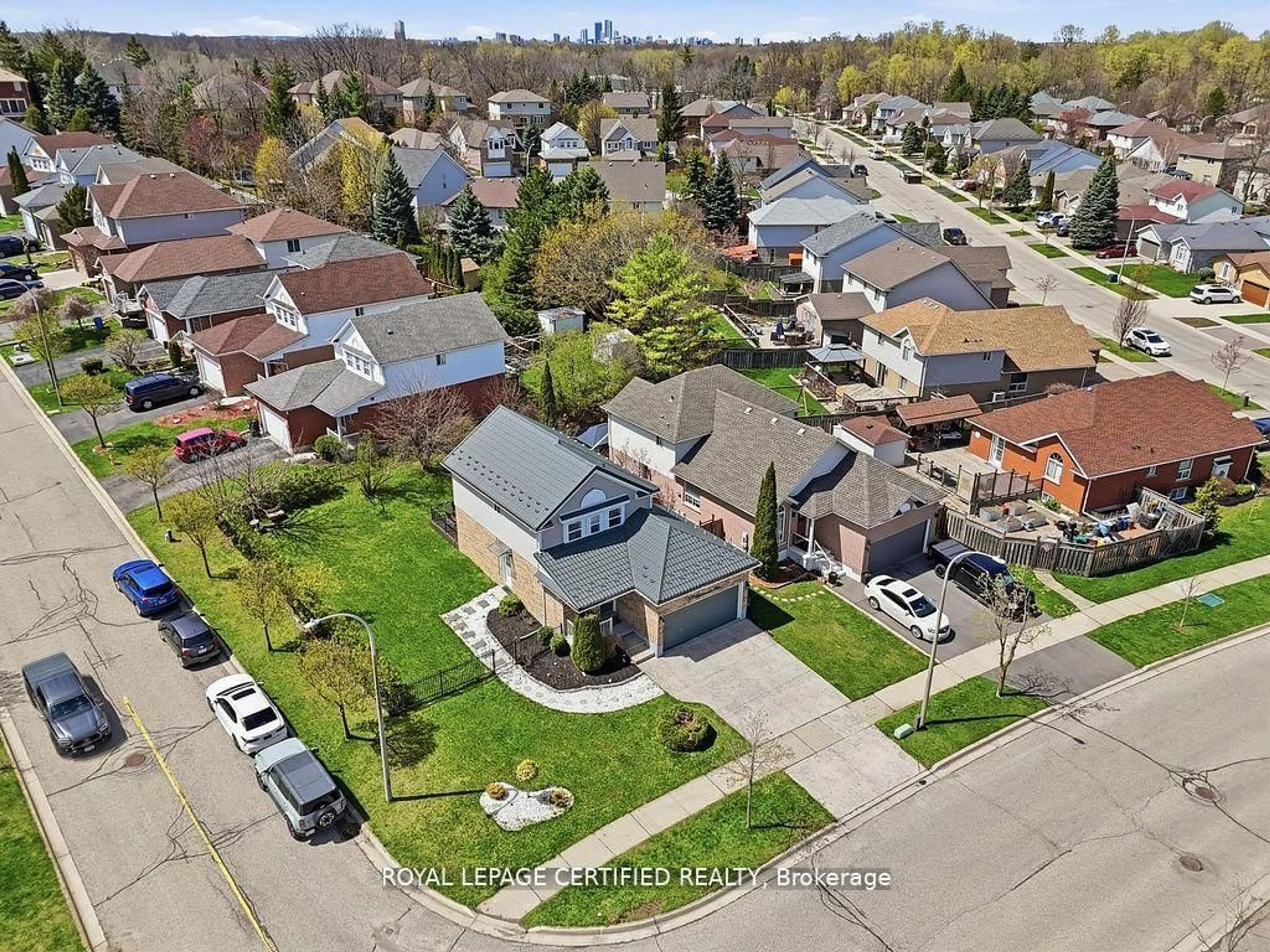 A pic from outside/outdoor area/front of a property/back of a property/a pic from drone, street for 209 Briarmeadow Dr, Kitchener Ontario N2A 4C5