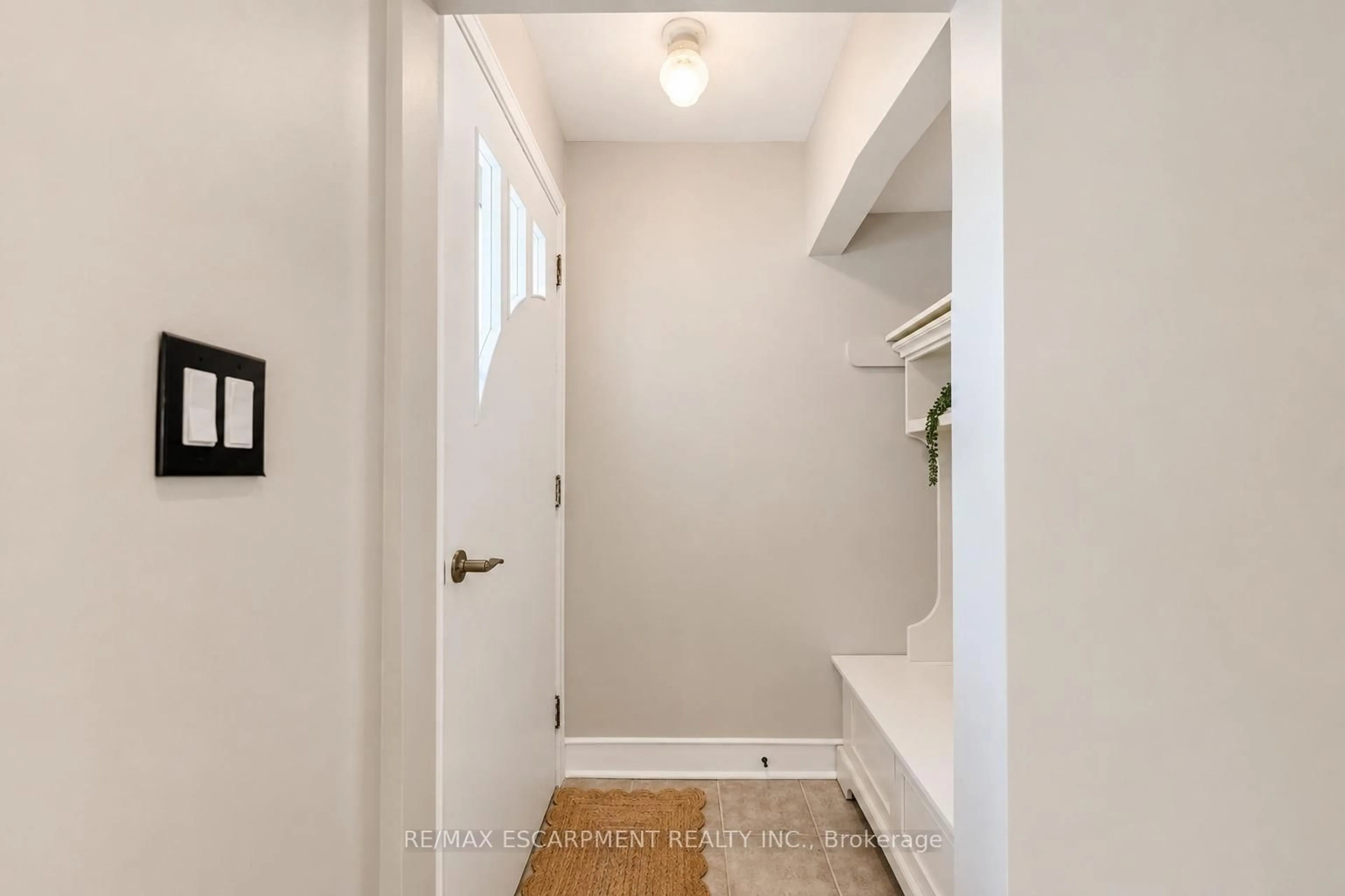 Indoor entryway for 365 East 22nd St, Hamilton Ontario L8V 2W3