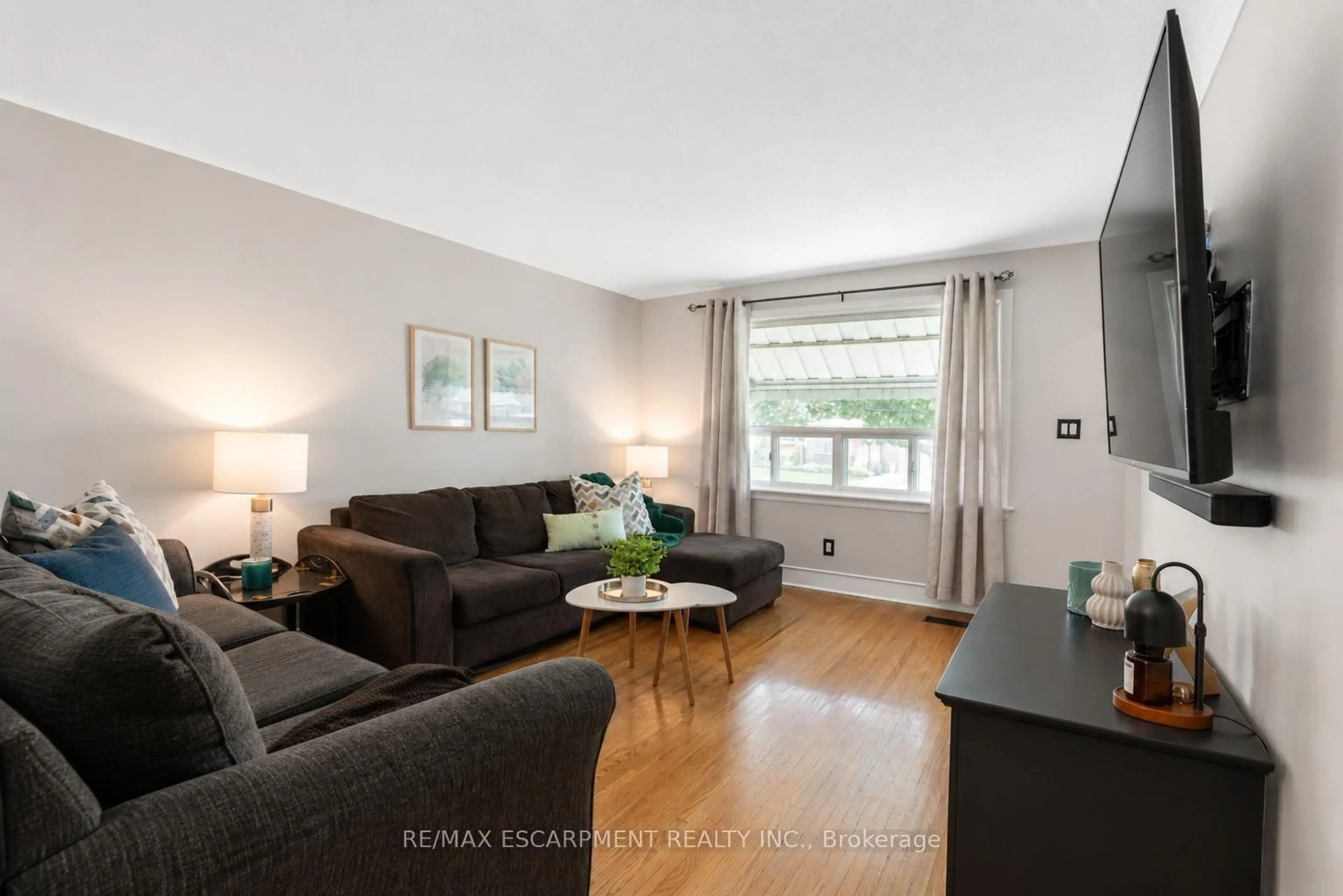 Living room with furniture, wood/laminate floor for 365 East 22nd St, Hamilton Ontario L8V 2W3