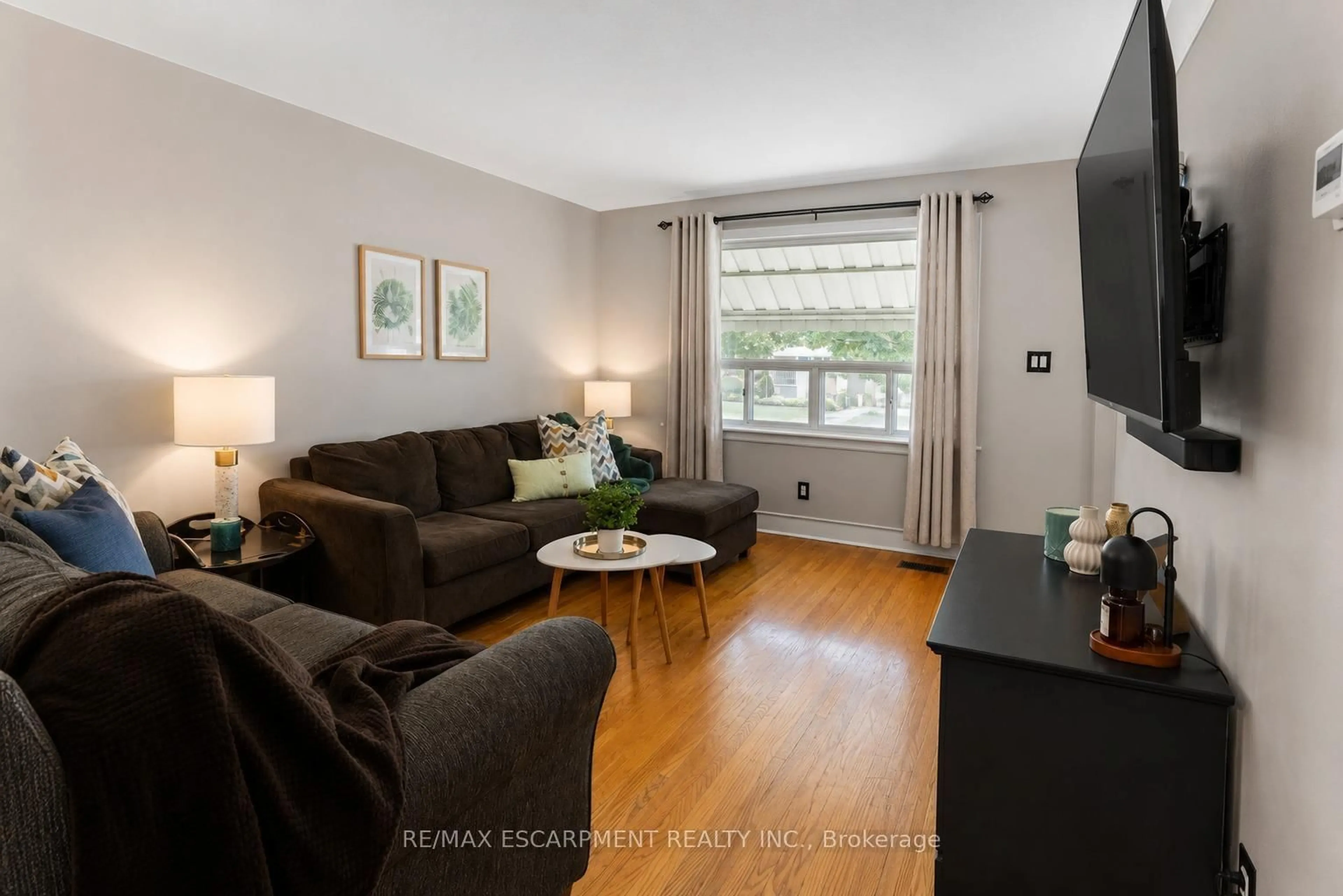 Living room with furniture, wood/laminate floor for 365 East 22nd St, Hamilton Ontario L8V 2W3
