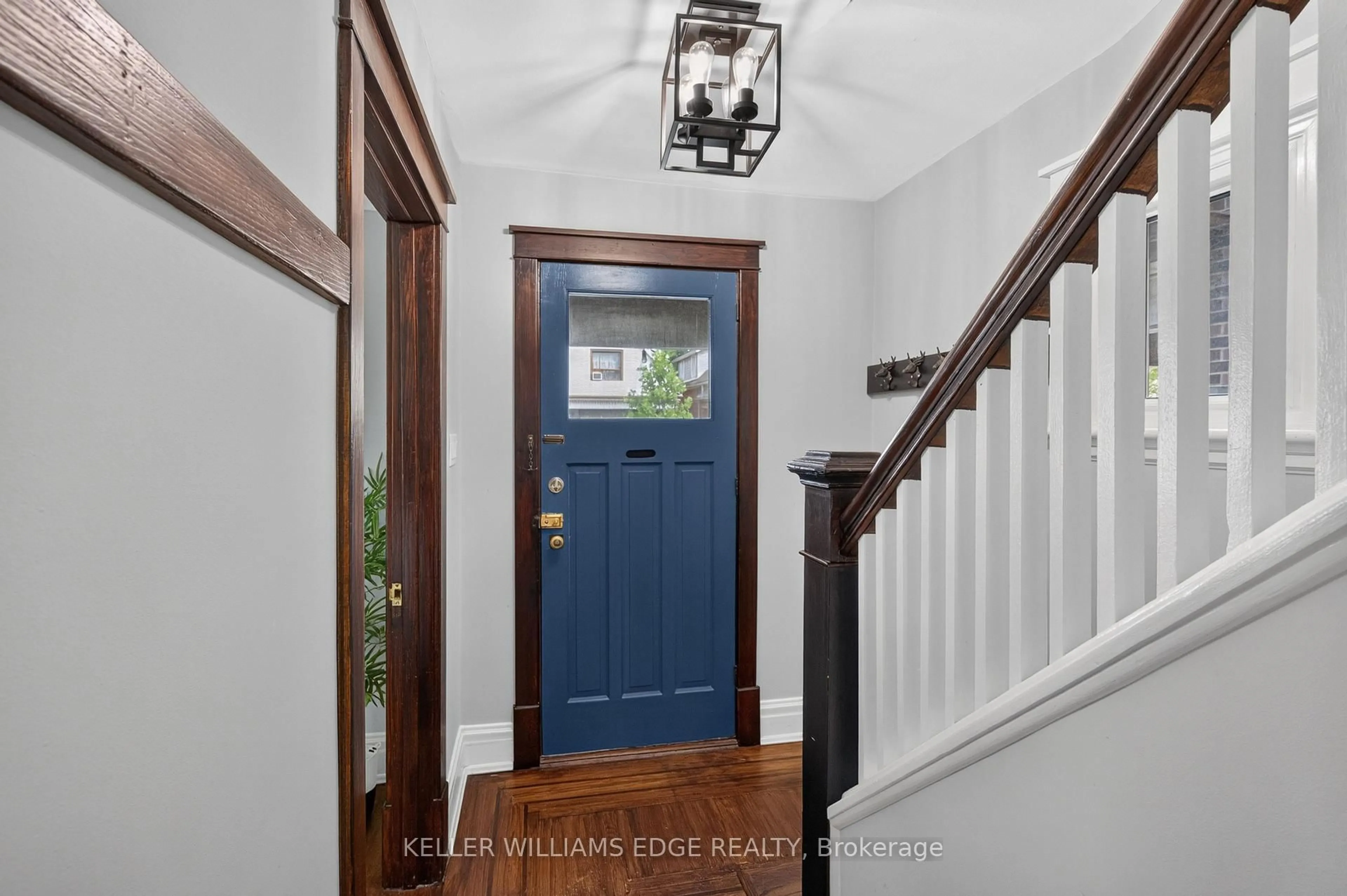 Indoor entryway for 147 Melrose Ave, Hamilton Ontario L8L 6X5