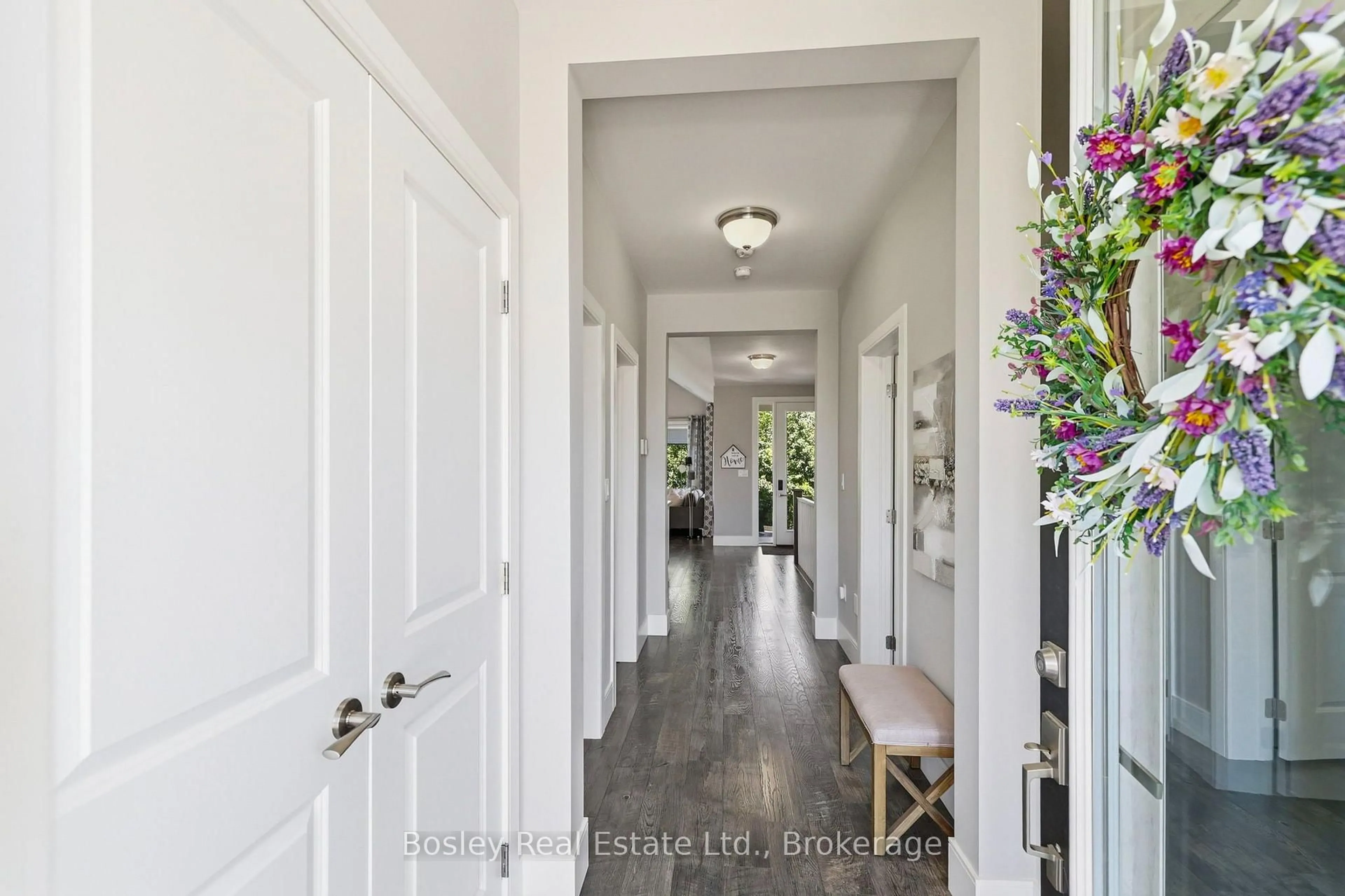 Indoor entryway for 104 Snow Apple Cres, Blue Mountains Ontario L9Y 0R4