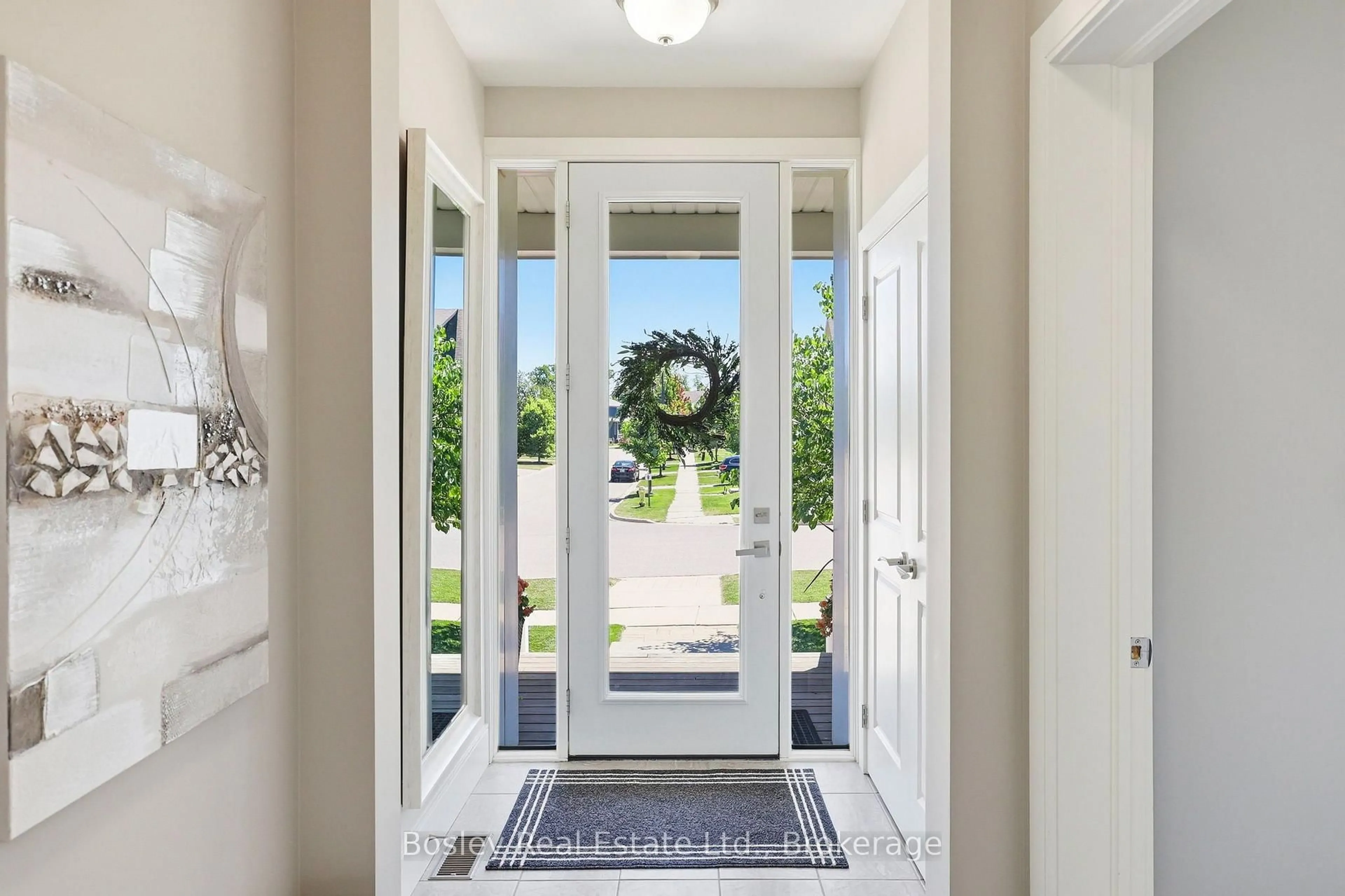 Indoor entryway for 104 Snow Apple Cres, Blue Mountains Ontario L9Y 0R4