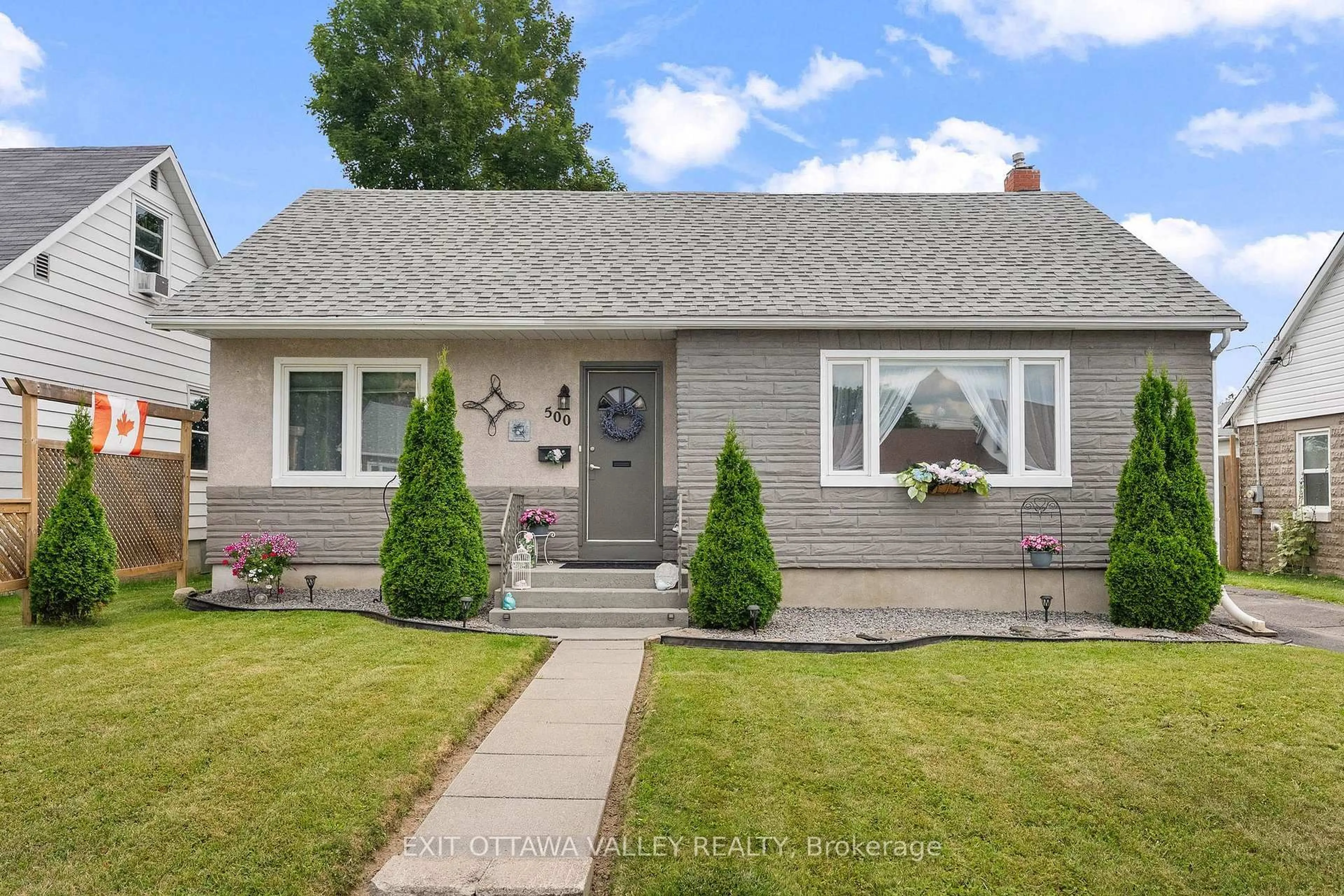Home with vinyl exterior material, street for 500 DOMINION St, Renfrew Ontario K7V 1H6