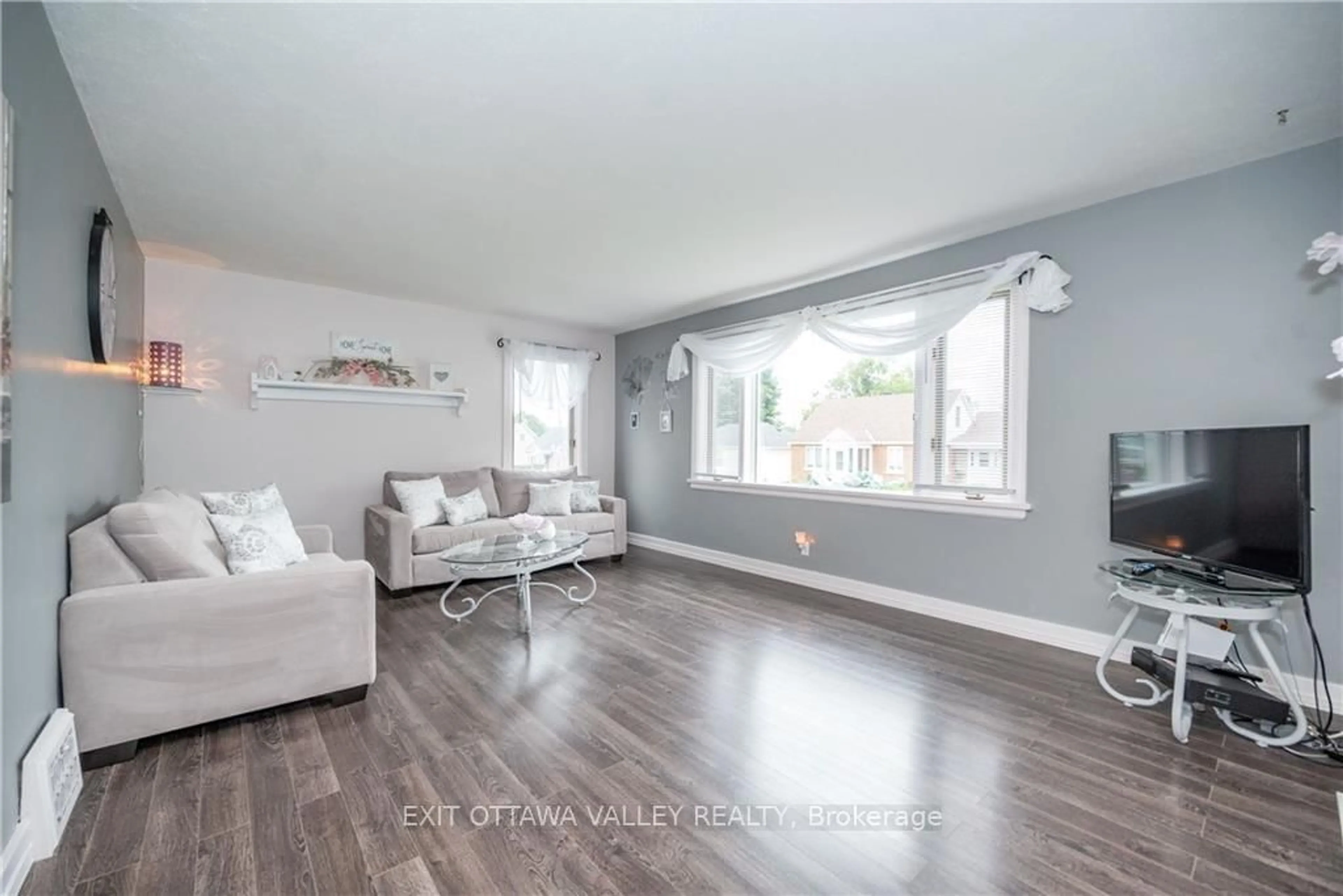 Living room with furniture, wood/laminate floor for 500 DOMINION St, Renfrew Ontario K7V 1H6