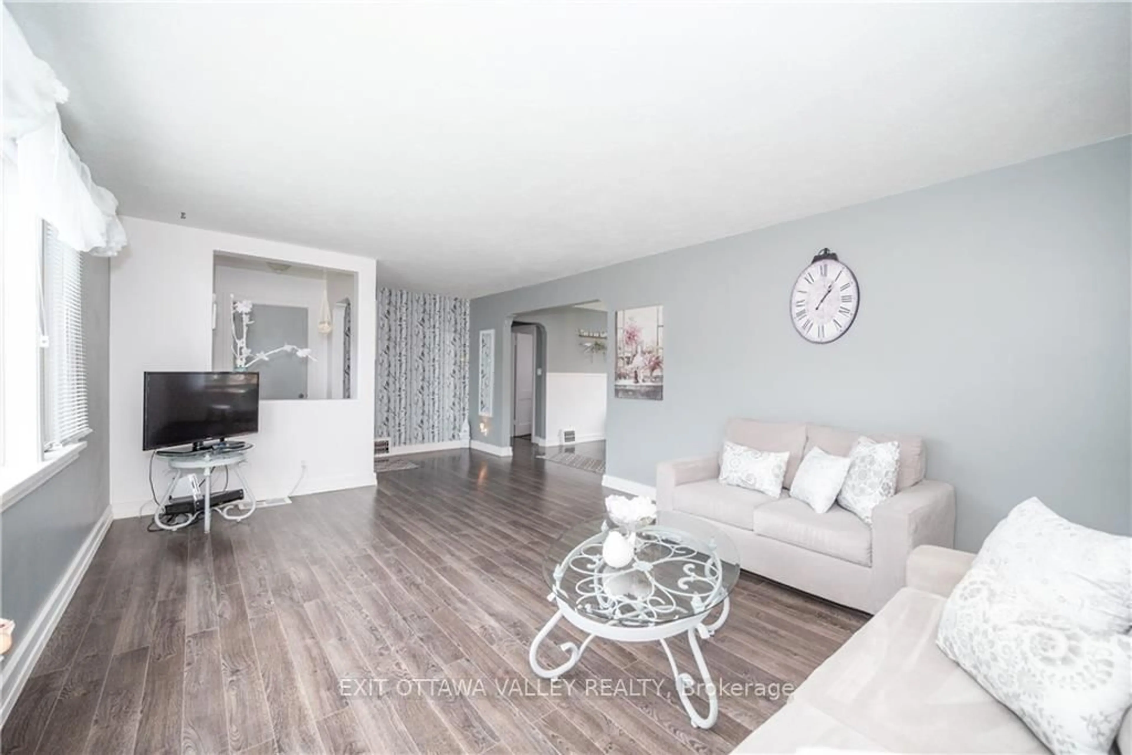 Living room with furniture, wood/laminate floor for 500 DOMINION St, Renfrew Ontario K7V 1H6