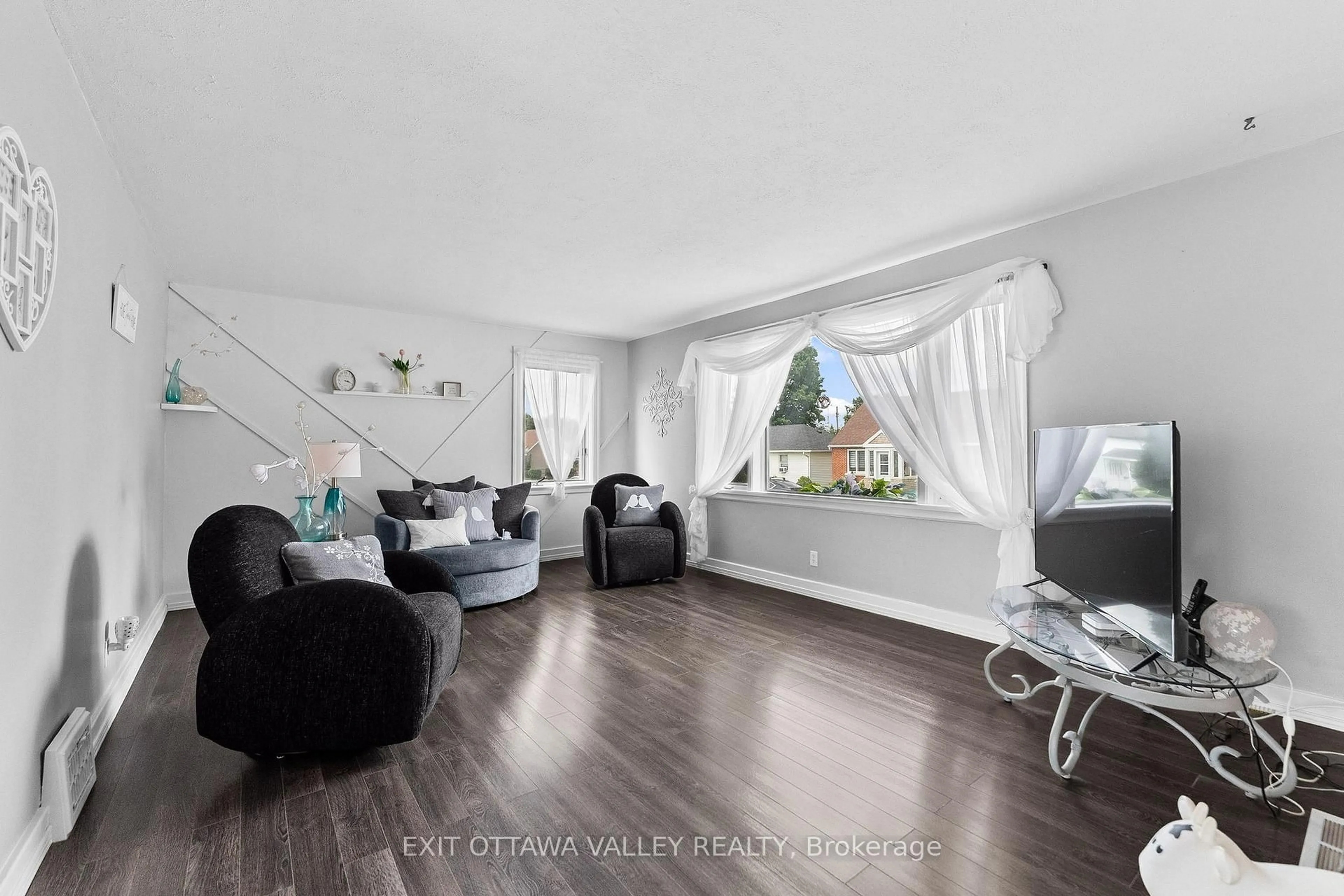 Living room with furniture, unknown for 500 DOMINION St, Renfrew Ontario K7V 1H6