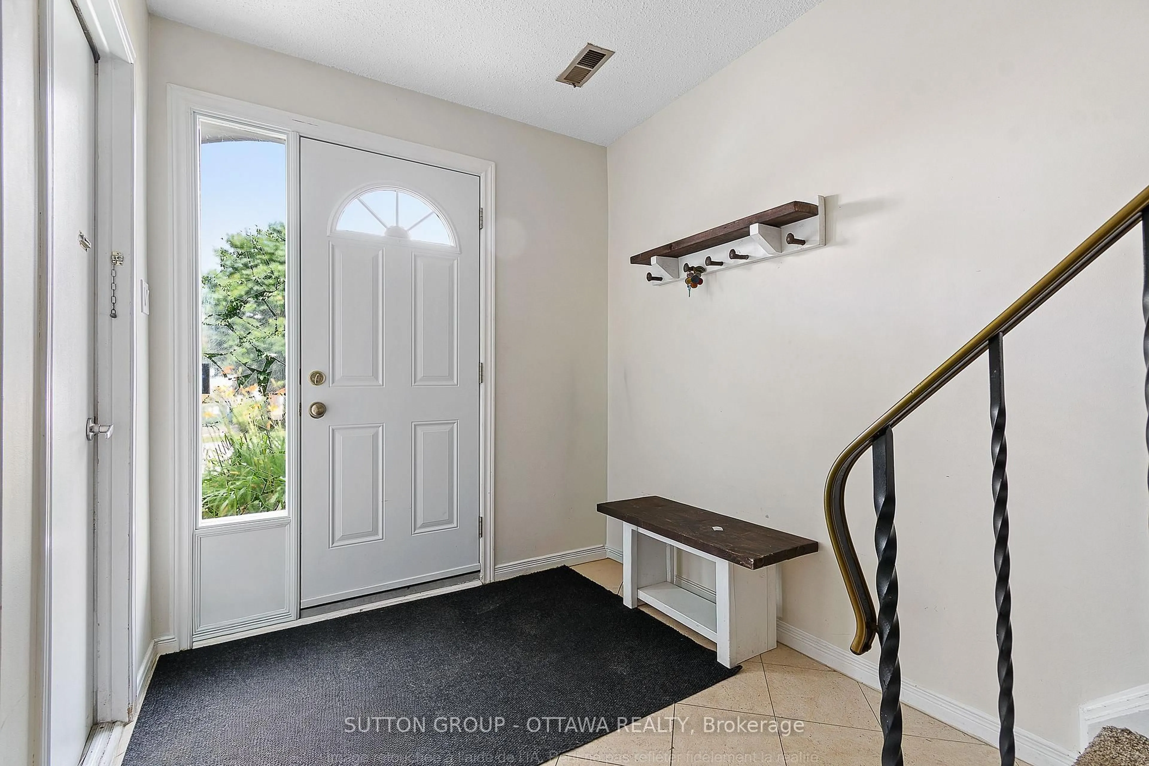 Indoor entryway for 1803 Axminster Crt #39, Ottawa Ontario K1C 1Z5