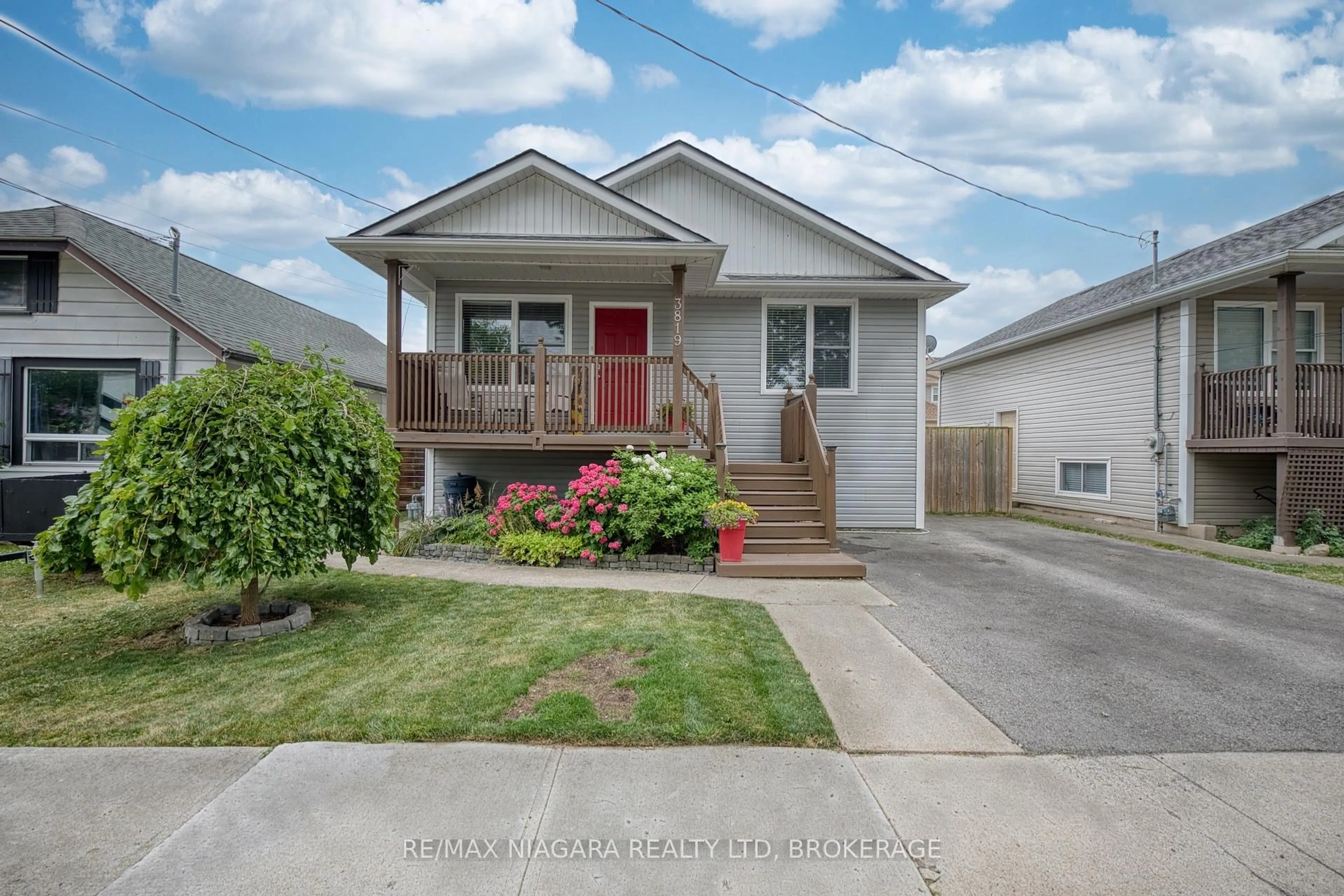 Home with vinyl exterior material, street for 3819 Graeber Ave, Fort Erie Ontario L0S 1B0