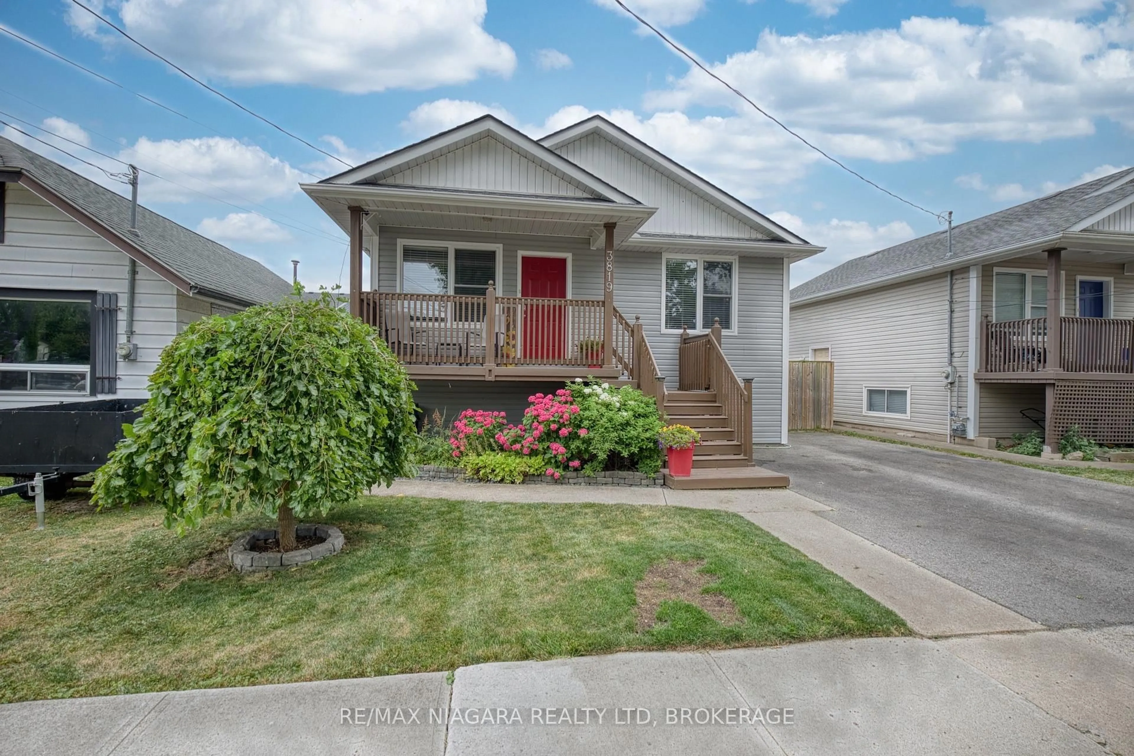 Home with vinyl exterior material, street for 3819 Graeber Ave, Fort Erie Ontario L0S 1B0