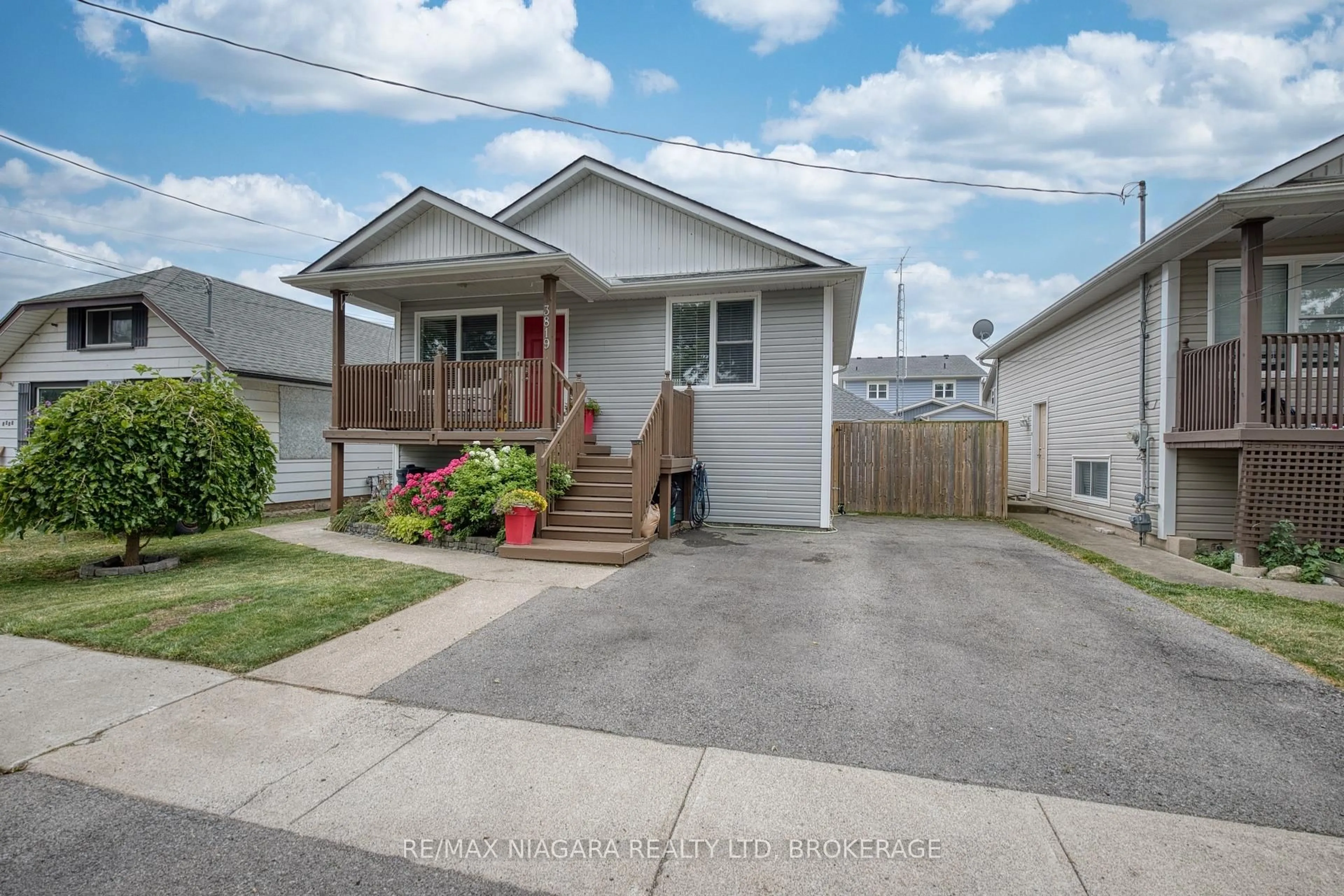 Home with vinyl exterior material, street for 3819 Graeber Ave, Fort Erie Ontario L0S 1B0