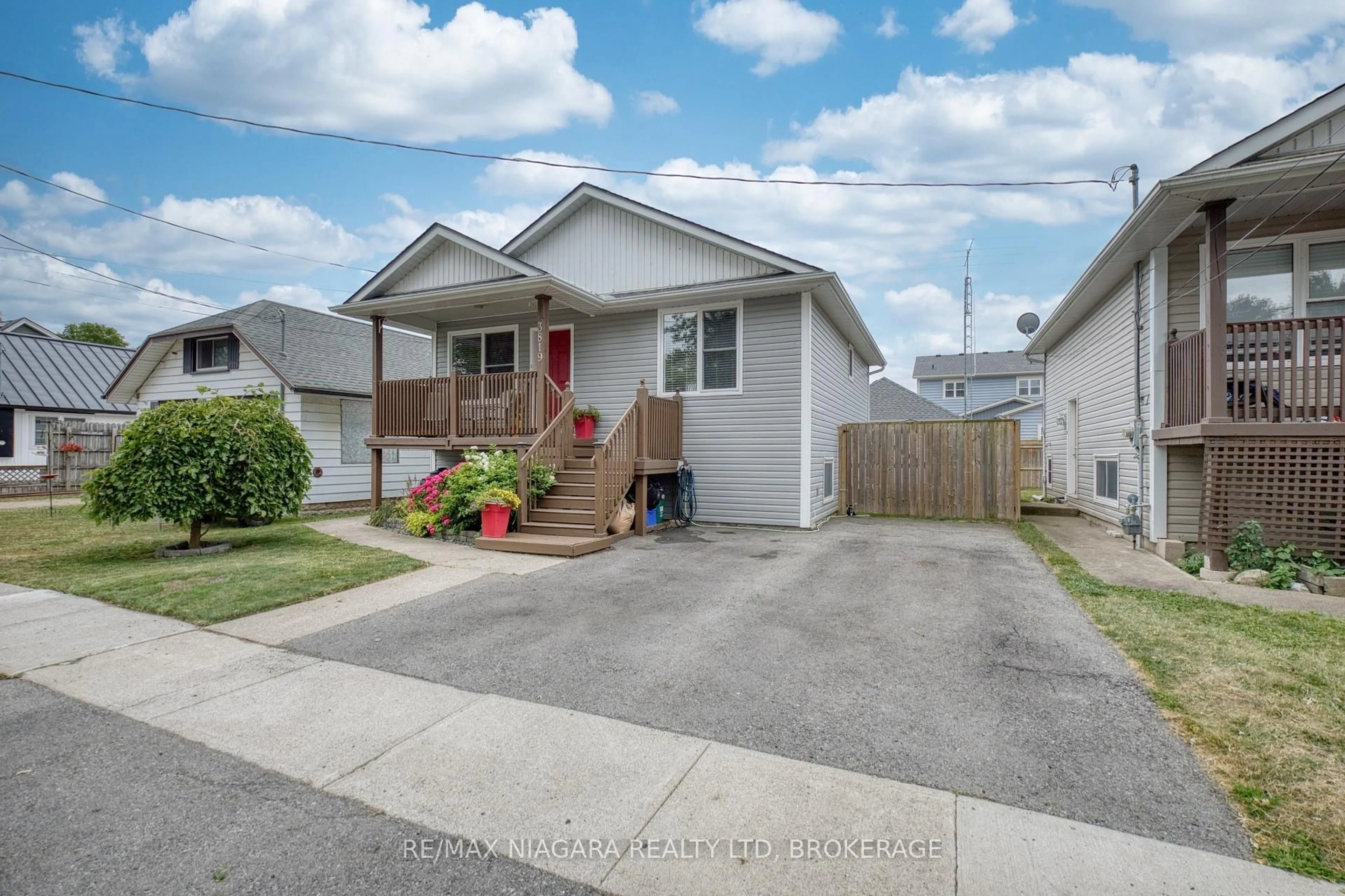 Home with vinyl exterior material, street for 3819 Graeber Ave, Fort Erie Ontario L0S 1B0