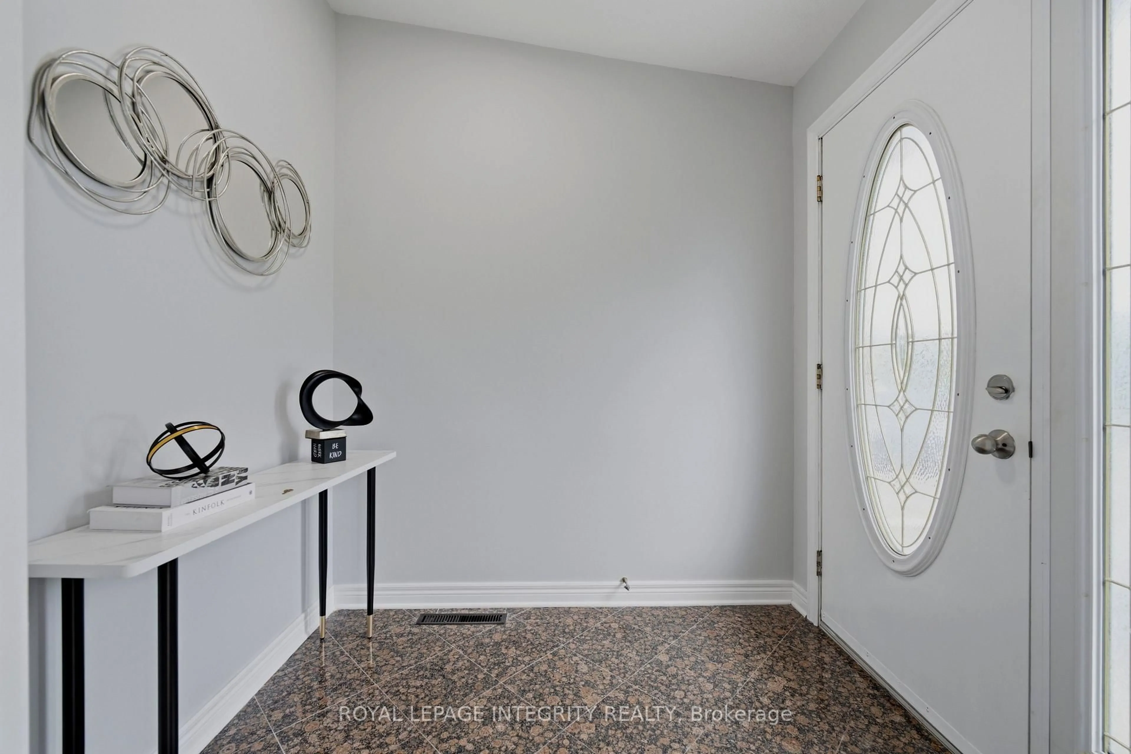 Indoor entryway for 1625 BASELINE Rd, Ottawa Ontario K2C 0B6