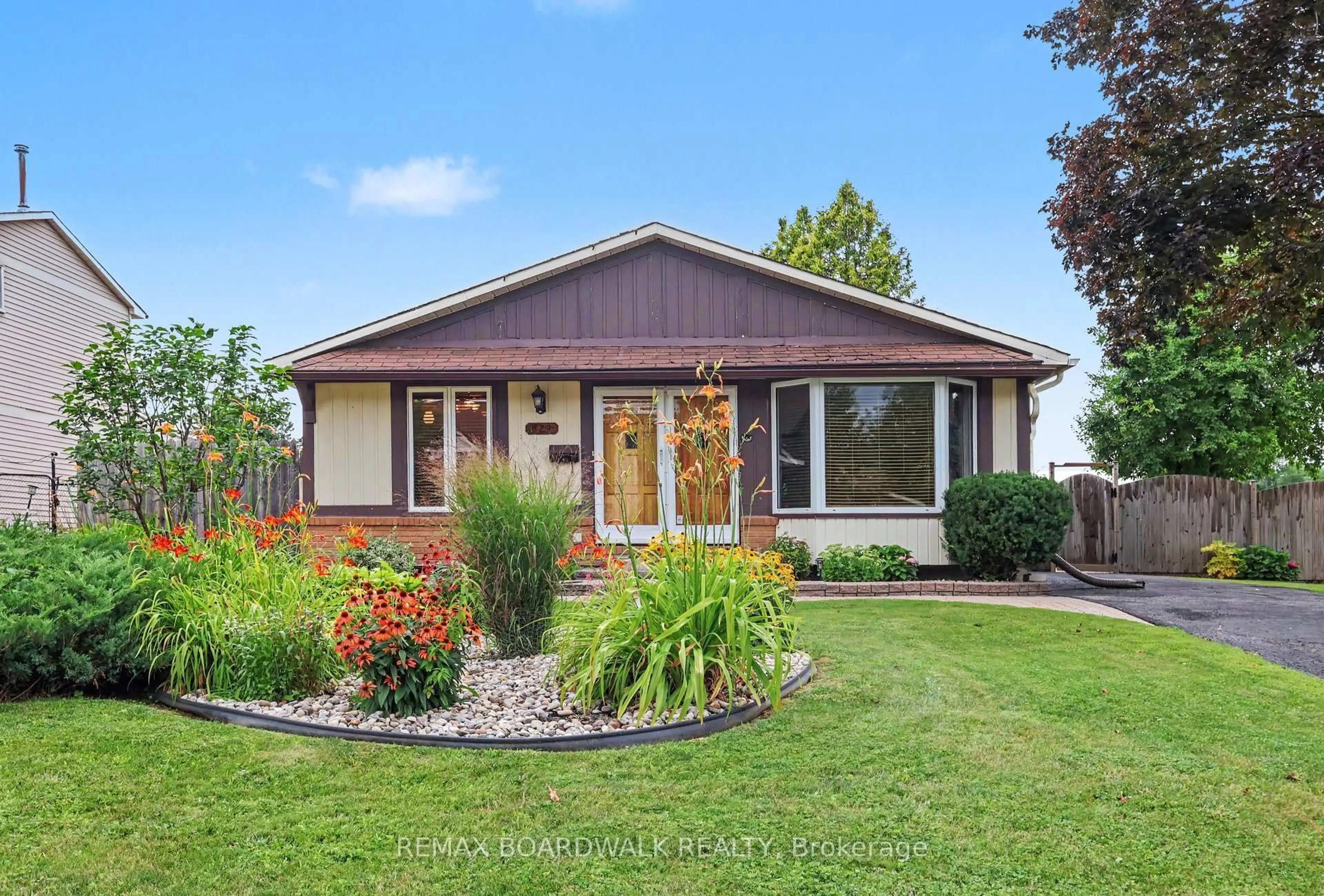 Home with vinyl exterior material, unknown for 329 Pintail Terr, Ottawa Ontario K1E 1Z9
