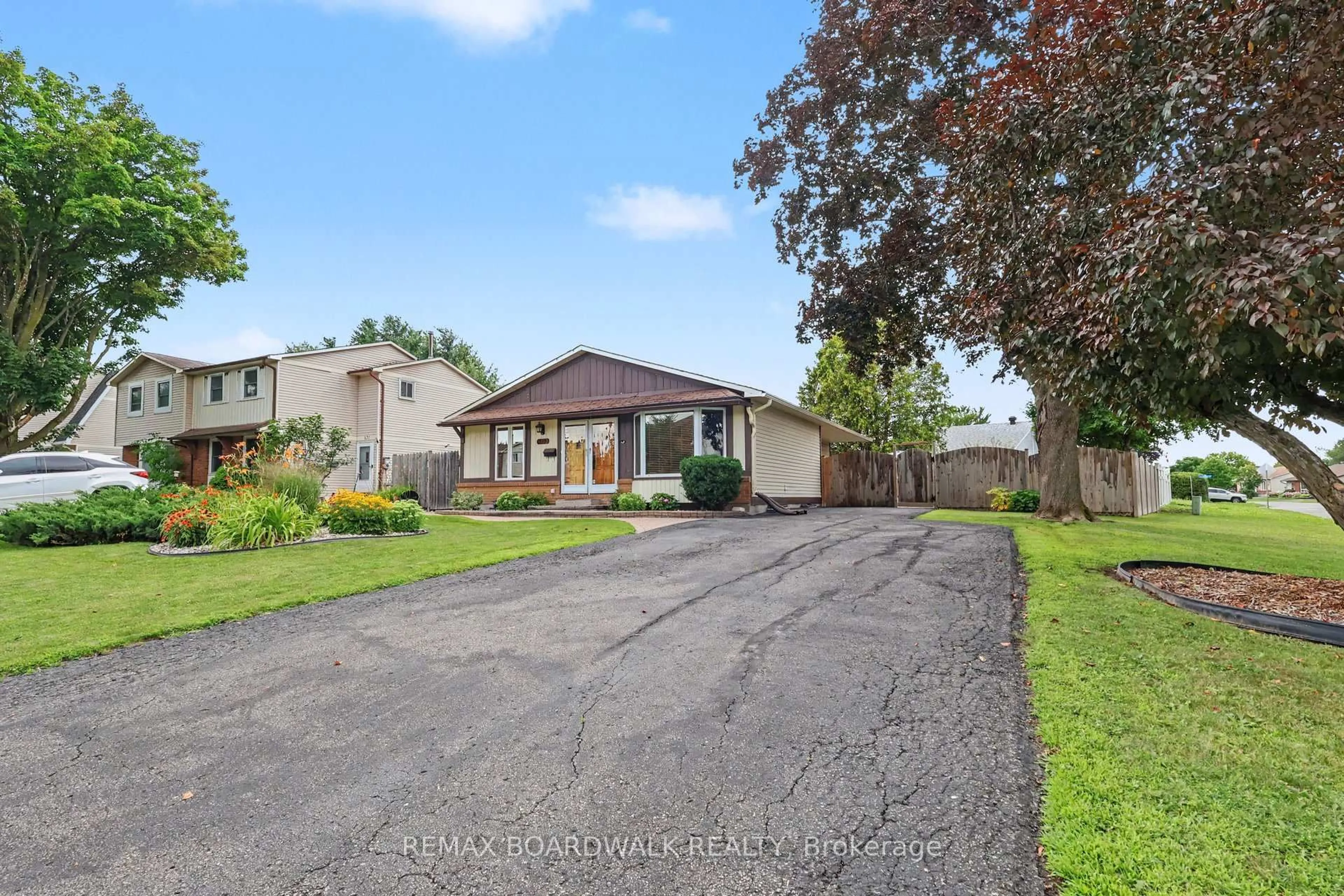 A pic from outside/outdoor area/front of a property/back of a property/a pic from drone, street for 329 Pintail Terr, Ottawa Ontario K1E 1Z9