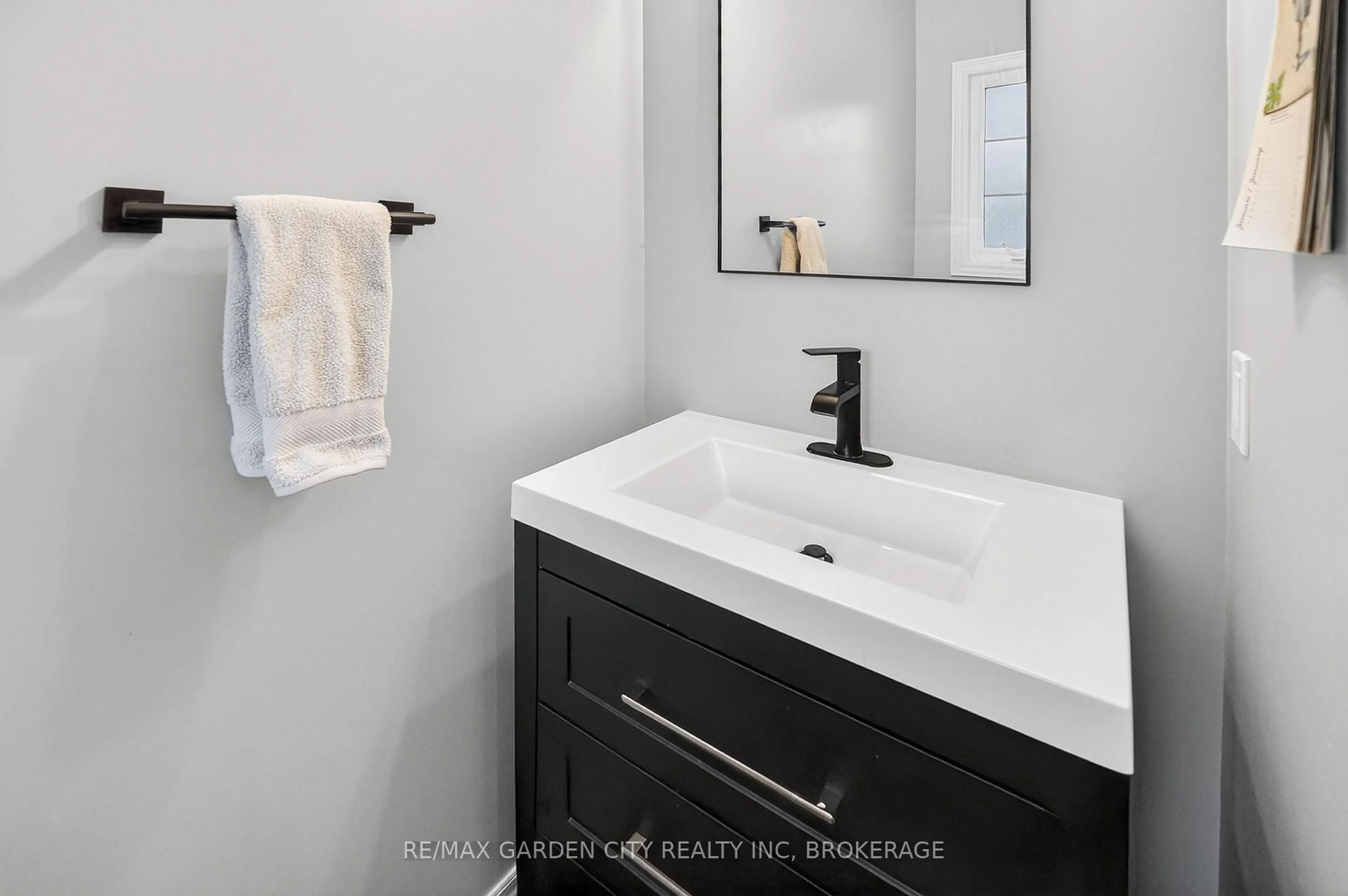 Contemporary bathroom, ceramic/tile floor for 22 Riesling Dr, Niagara-on-the-Lake Ontario L0S 1J0