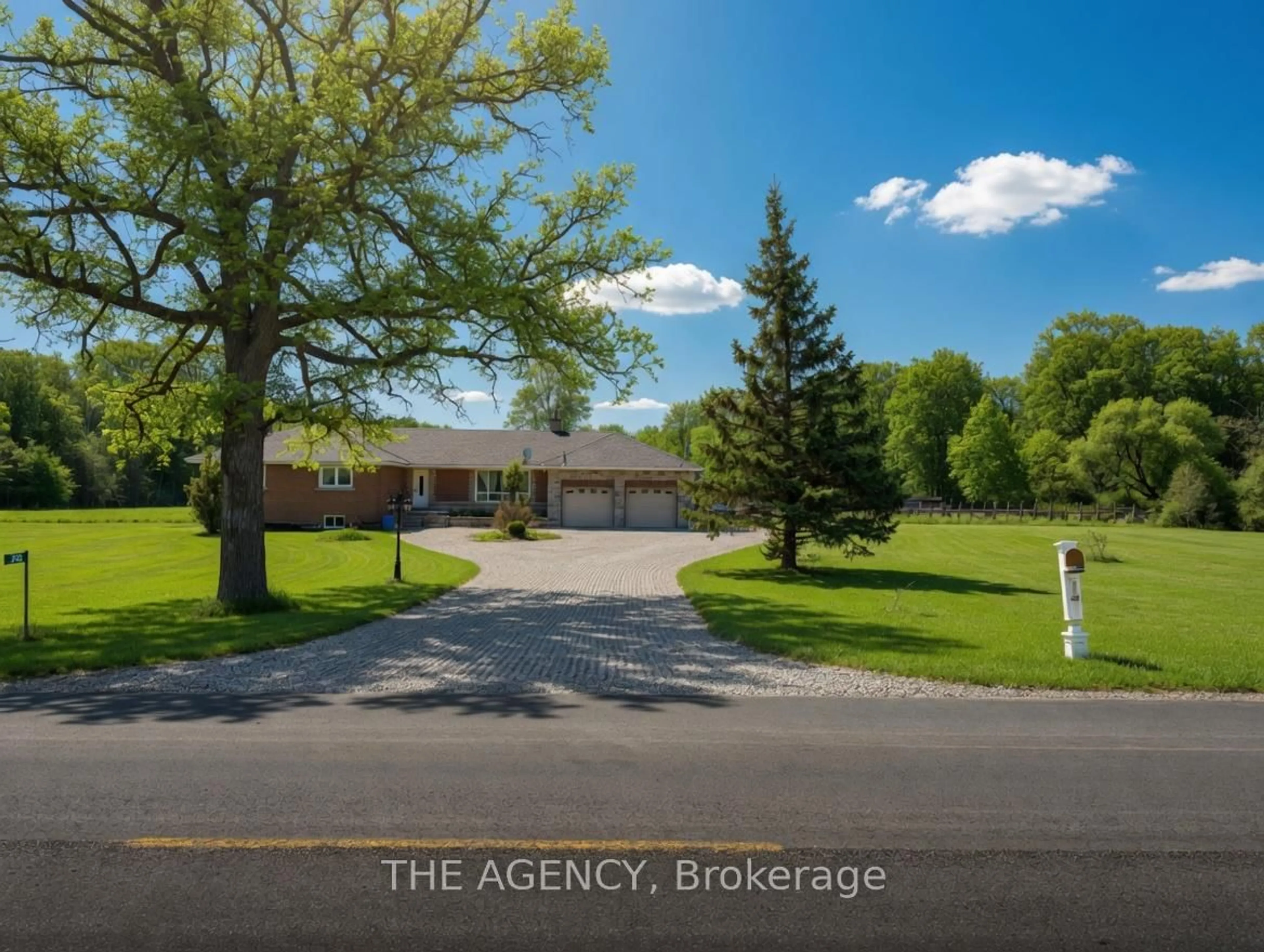 A pic from outside/outdoor area/front of a property/back of a property/a pic from drone, street for 295 Park Rd, Grimsby Ontario L3M 4E7