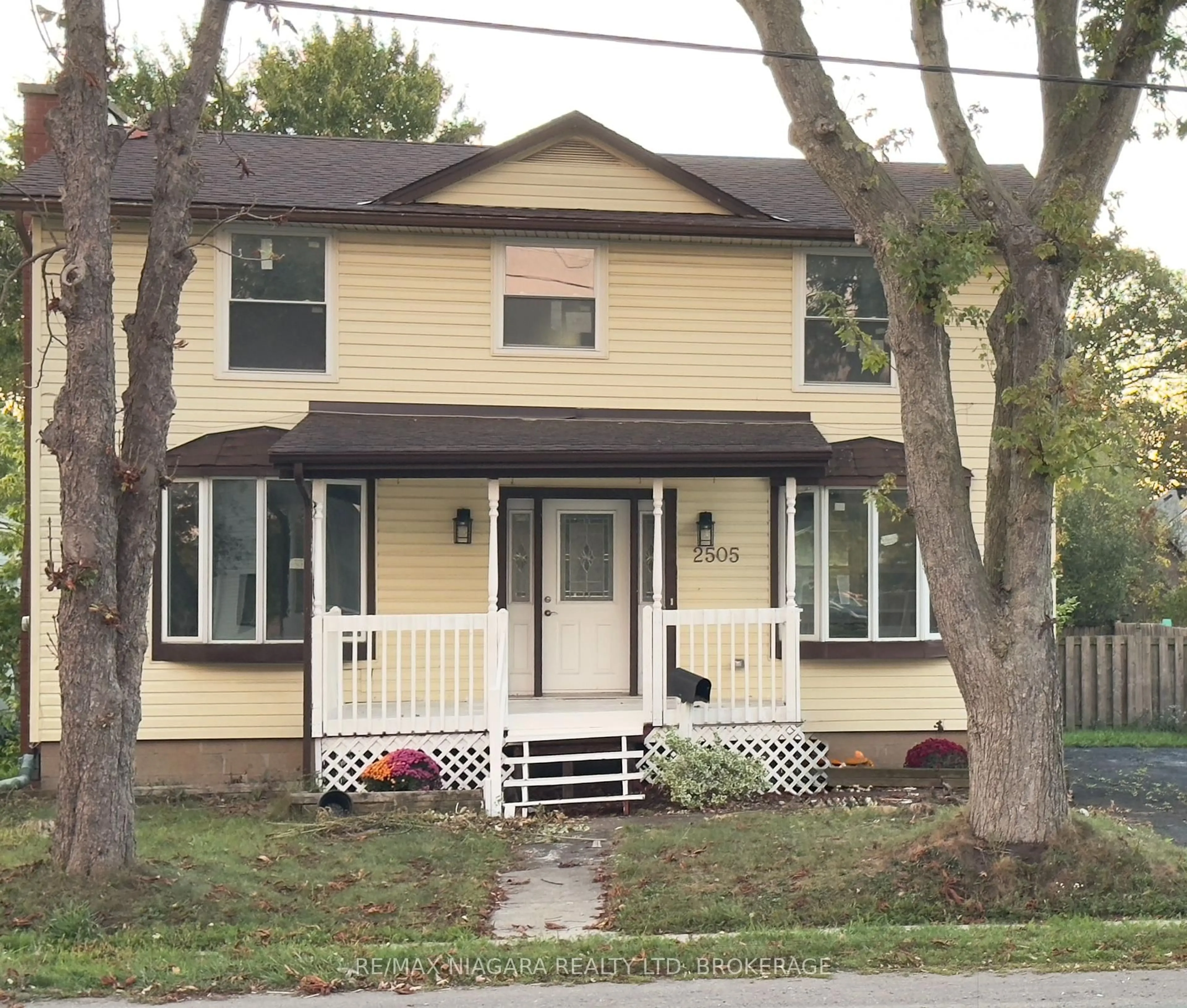 Home with vinyl exterior material, street for 2505 Stevensville Rd, Fort Erie Ontario L0S 1S0