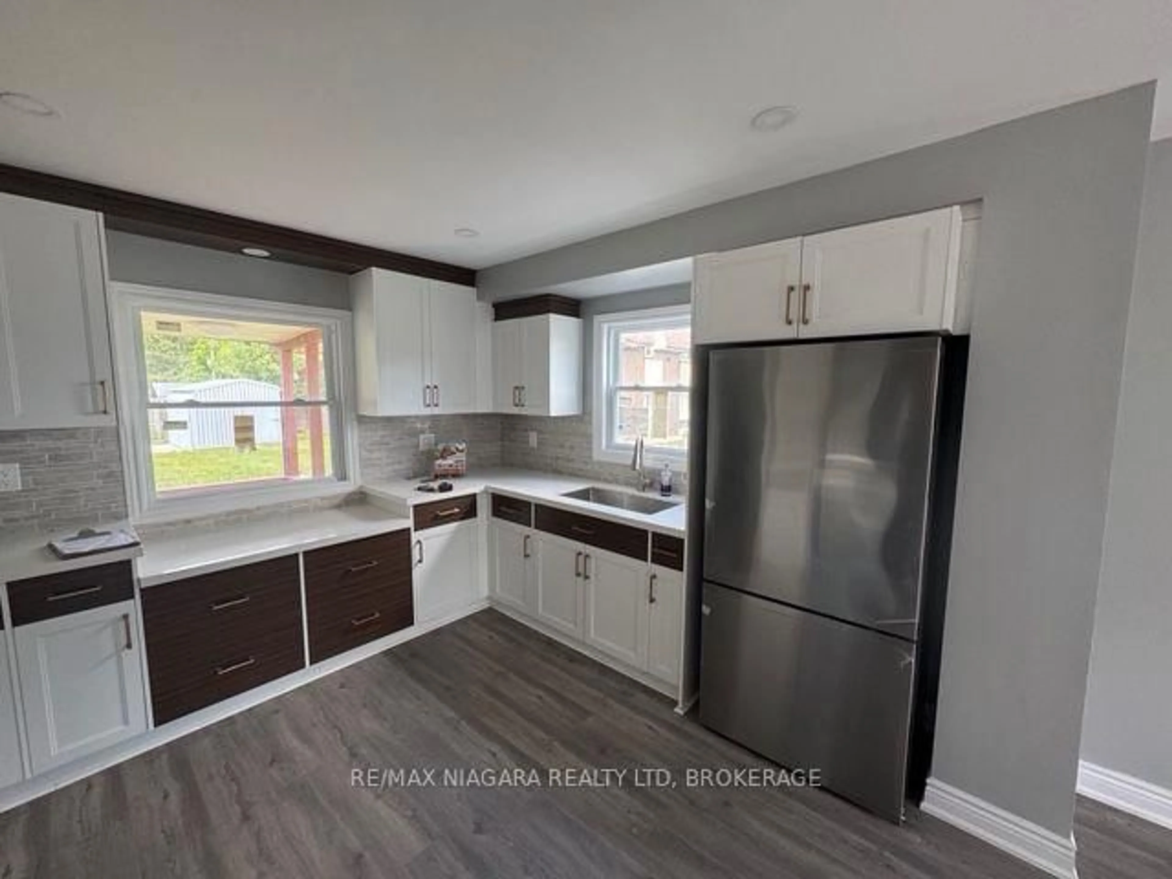 Open concept kitchen, wood/laminate floor for 2505 Stevensville Rd, Fort Erie Ontario L0S 1S0