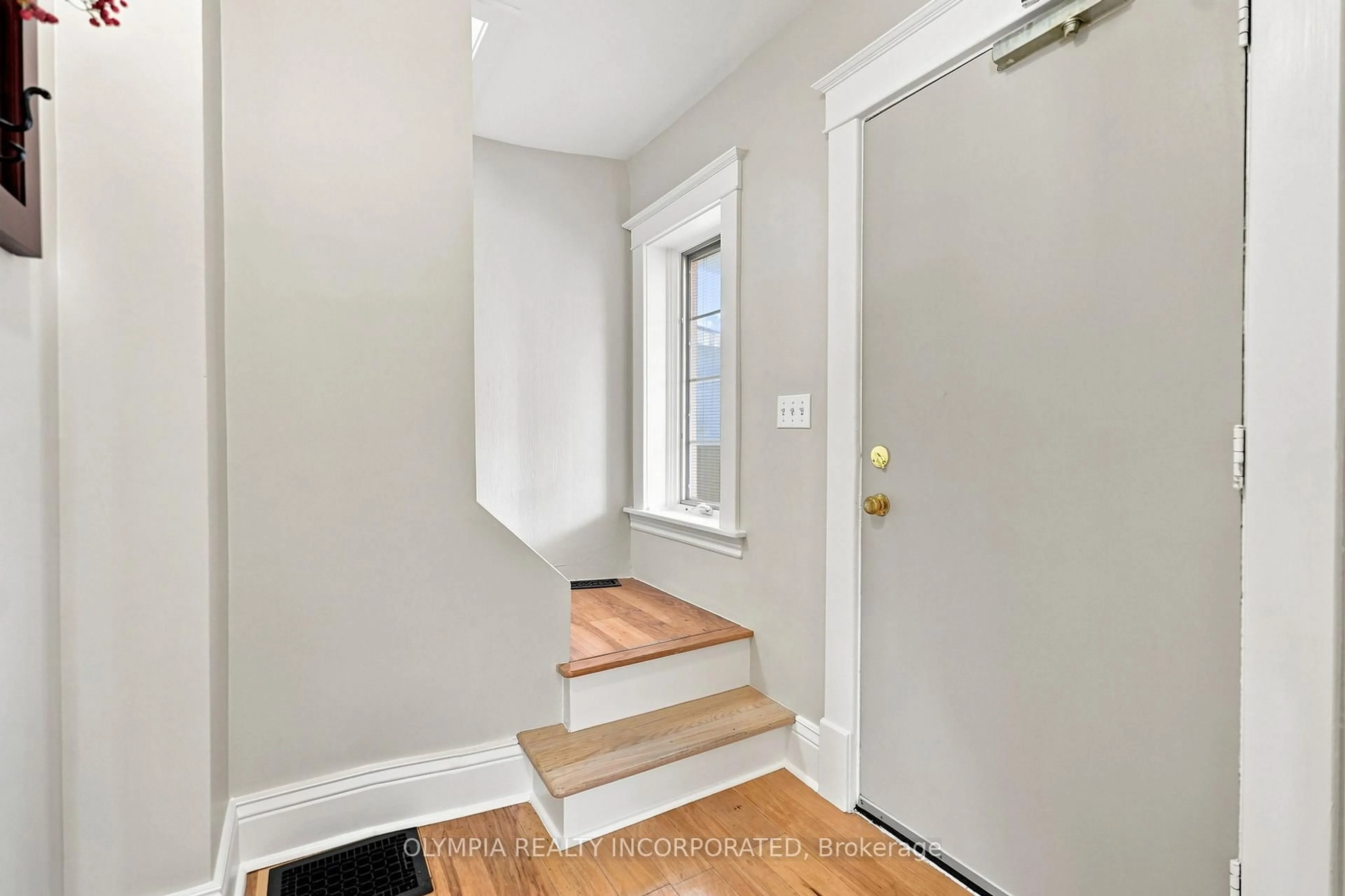 Indoor entryway for 14 Bond St, St. Catharines Ontario L2R 4Z2