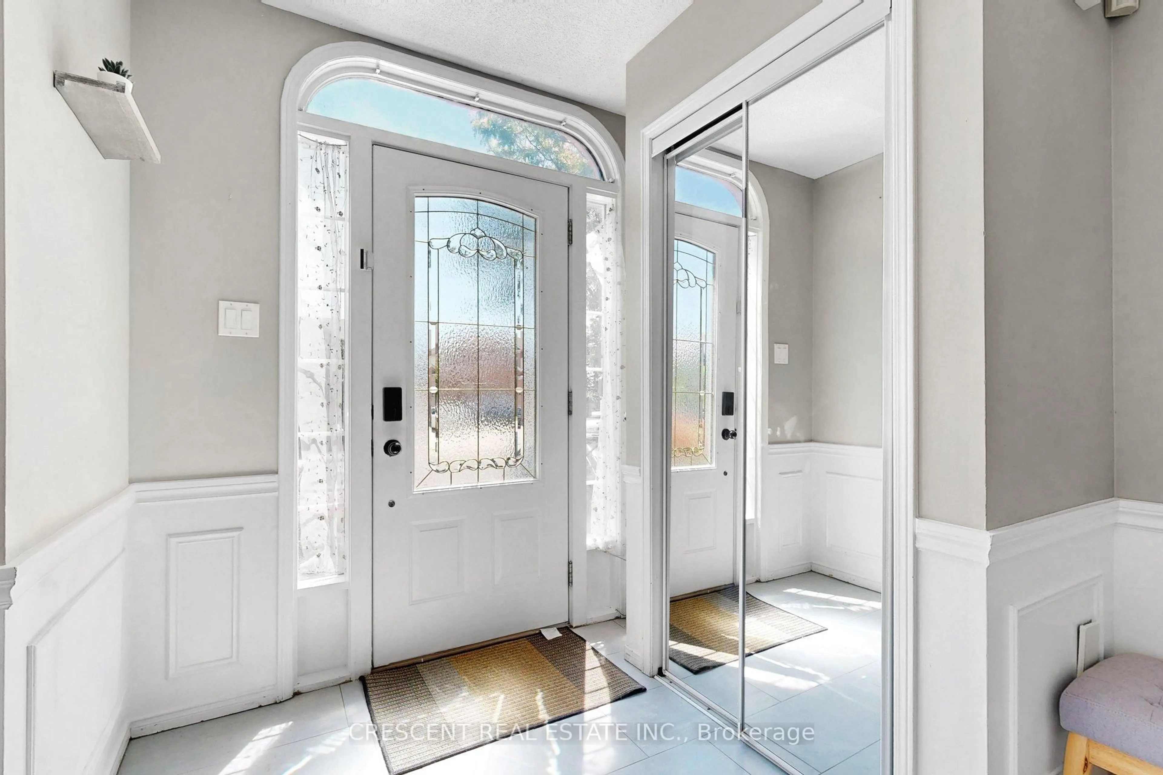Indoor entryway for 46 Pearson Dr, Hamilton Ontario L8W 3H2