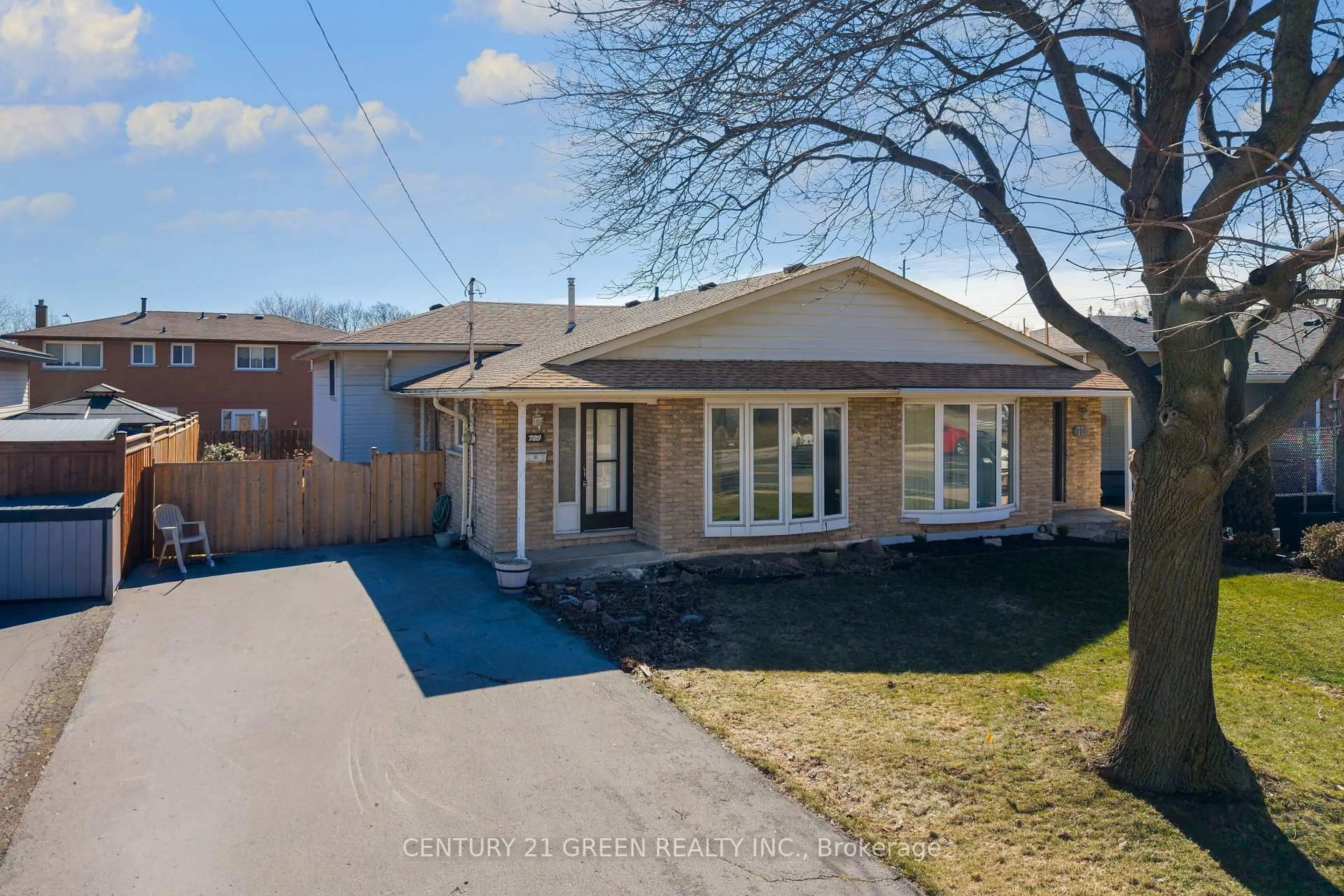 A pic from outside/outdoor area/front of a property/back of a property/a pic from drone, street for 729 West 5th St, Hamilton Ontario L9C 3R3