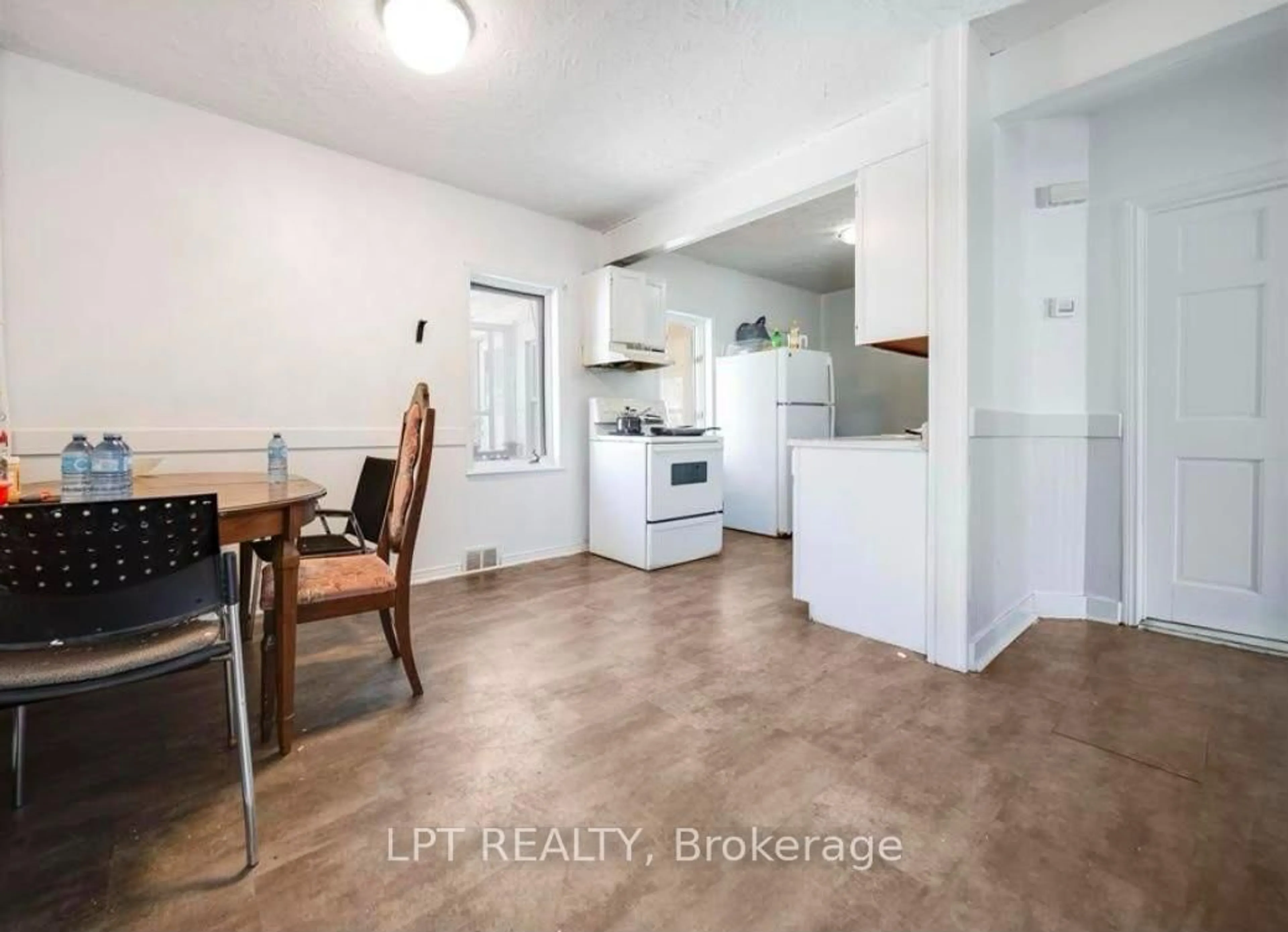 A pic of a room for 916 Felix Ave, Windsor Ontario N9C 3L3